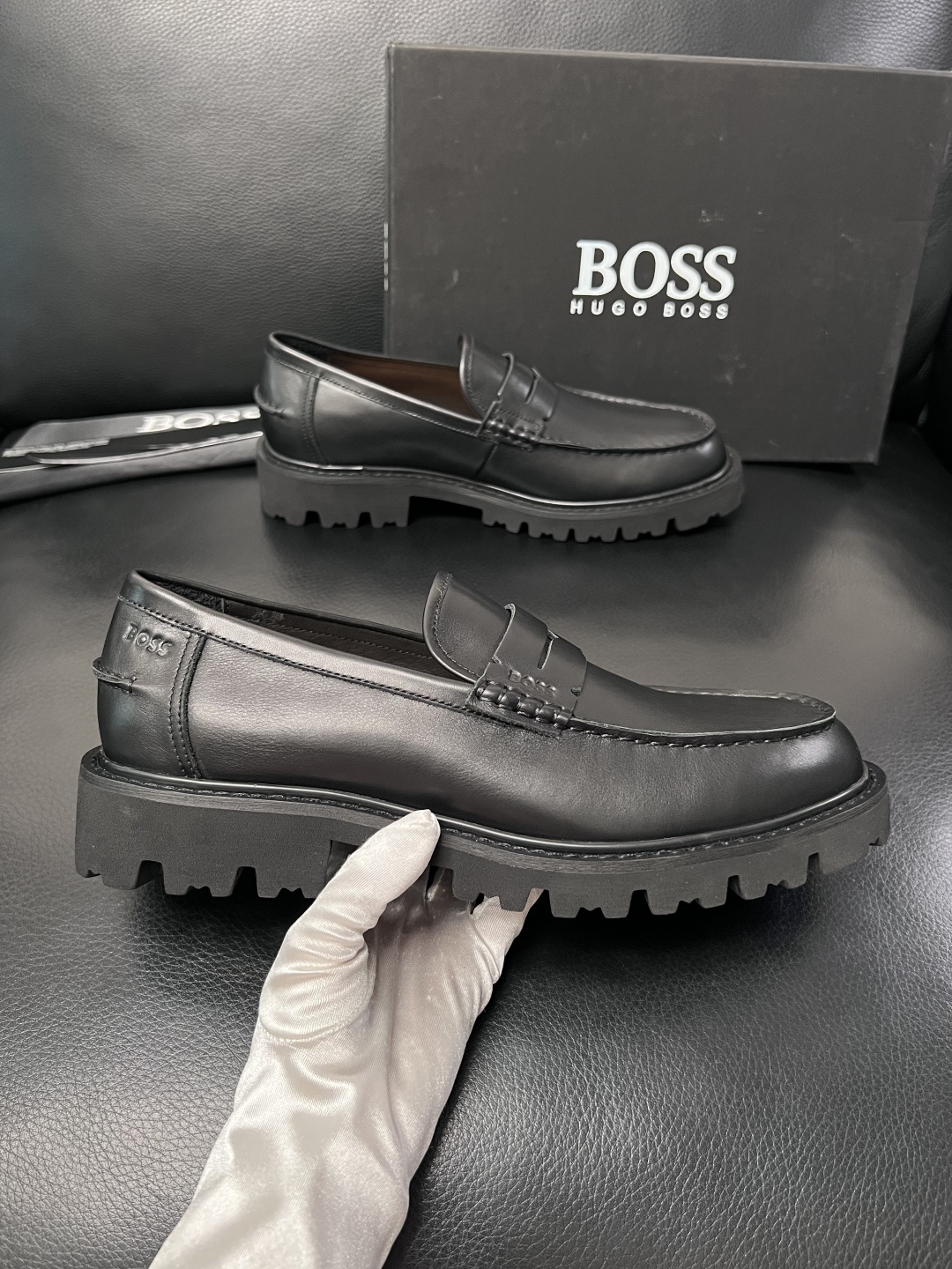 BOSS  高品质 顶级工艺品  博斯  专柜同步原厂配置，意大利进口牛皮面料牛内里垫，高品质拼接复杂工