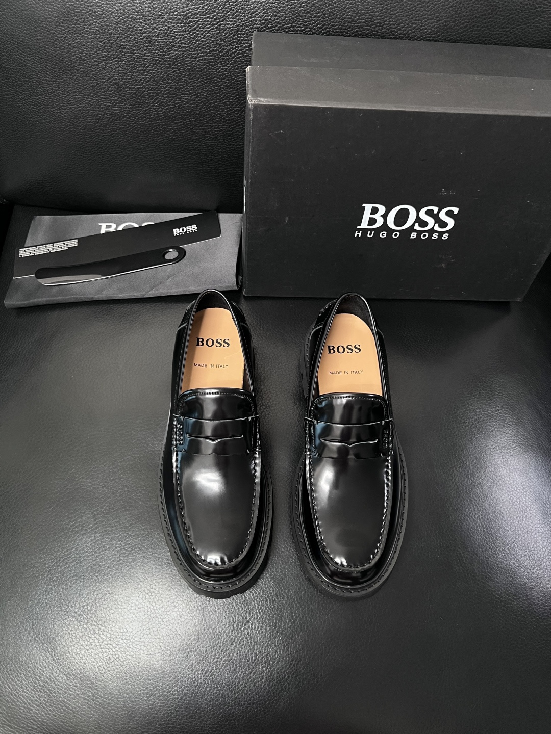 BOSS  高品质 顶级工艺品  博斯  专柜同步原厂配置，意大利进口牛皮面料牛内里垫，高品质拼接复杂工