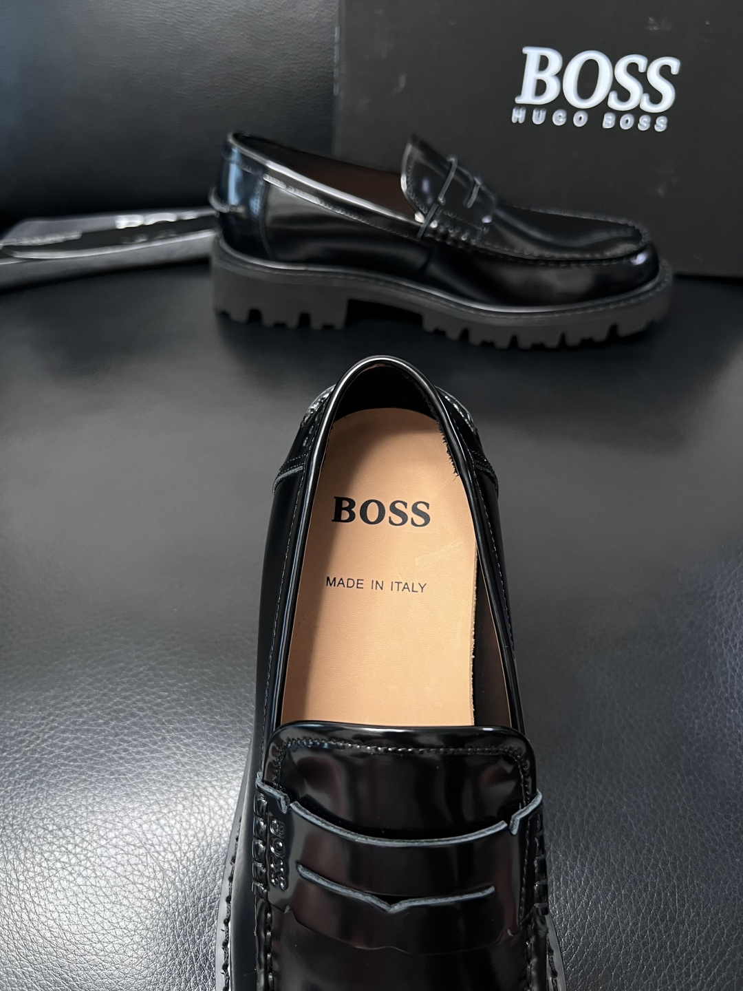 BOSS  高品质 顶级工艺品  博斯  专柜同步原厂配置，意大利进口牛皮面料牛内里垫，高品质拼接复杂工