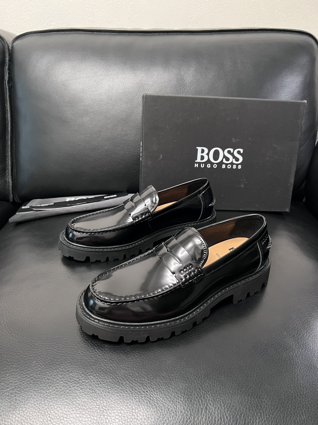 BOSS  高品质 顶级工艺品  博斯  专柜同步原厂配置，意大利进口牛皮面料牛内里垫，高品质拼接复杂工