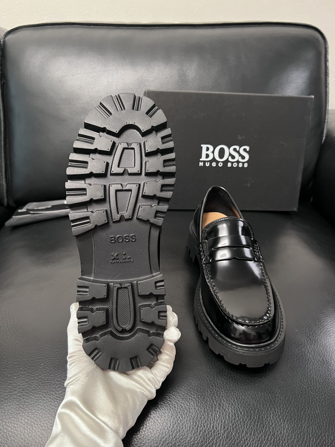 BOSS  高品质 顶级工艺品  博斯  专柜同步原厂配置，意大利进口牛皮面料牛内里垫，高品质拼接复杂工