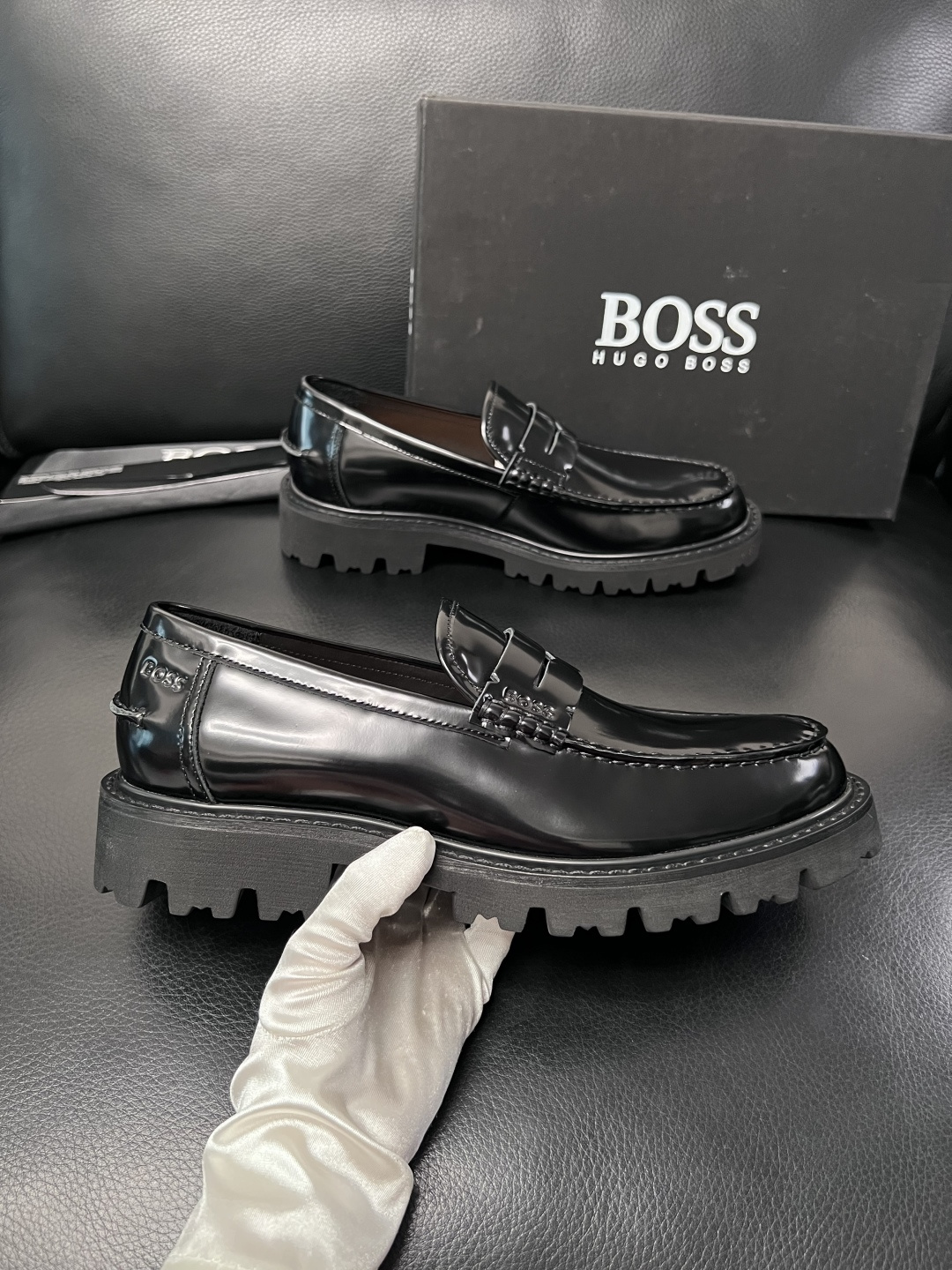 BOSS  高品质 顶级工艺品  博斯  专柜同步原厂配置，意大利进口牛皮面料牛内里垫，高品质拼接复杂工