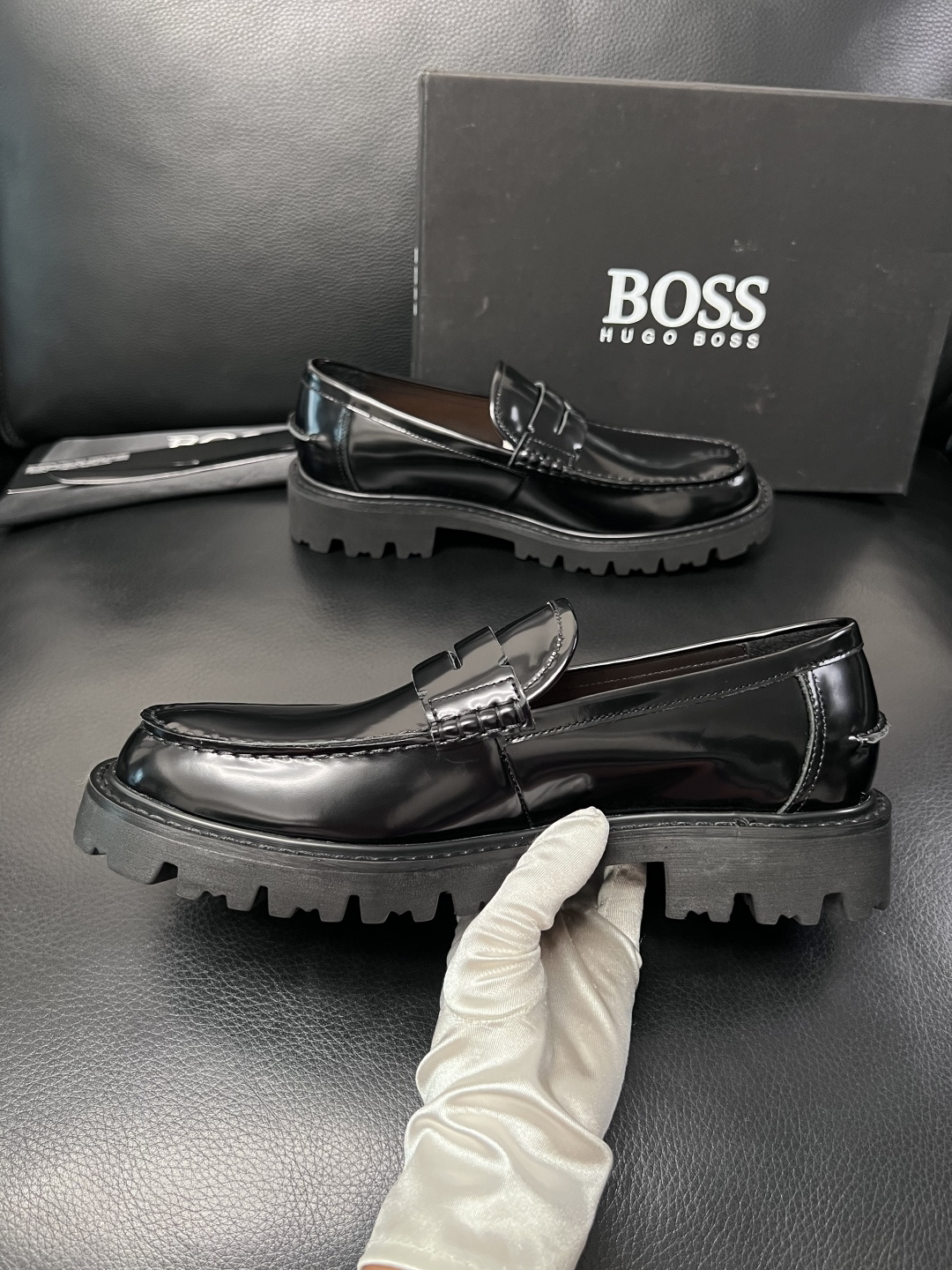 BOSS  高品质 顶级工艺品  博斯  专柜同步原厂配置，意大利进口牛皮面料牛内里垫，高品质拼接复杂工