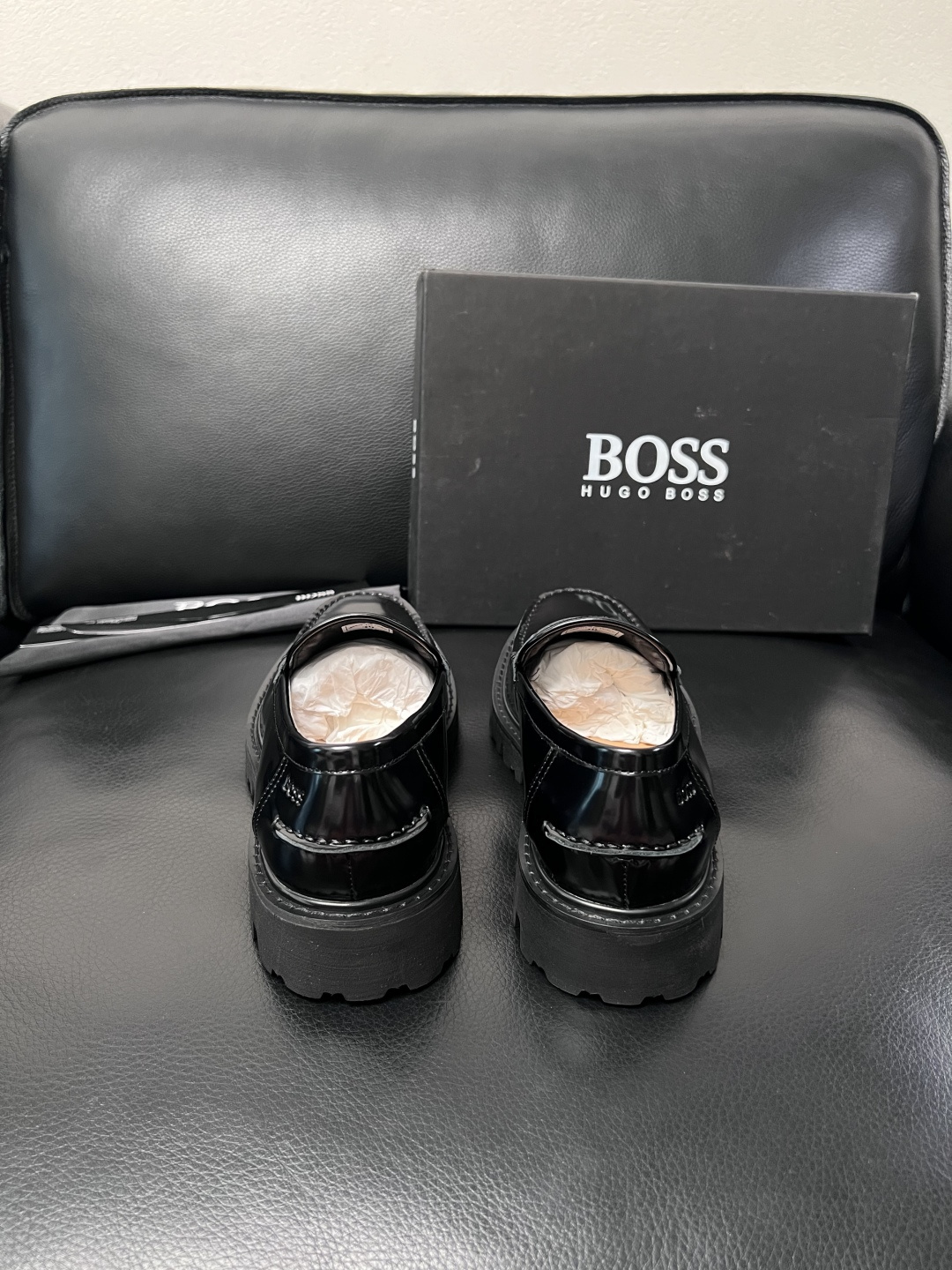 BOSS  高品质 顶级工艺品  博斯  专柜同步原厂配置，意大利进口牛皮面料牛内里垫，高品质拼接复杂工