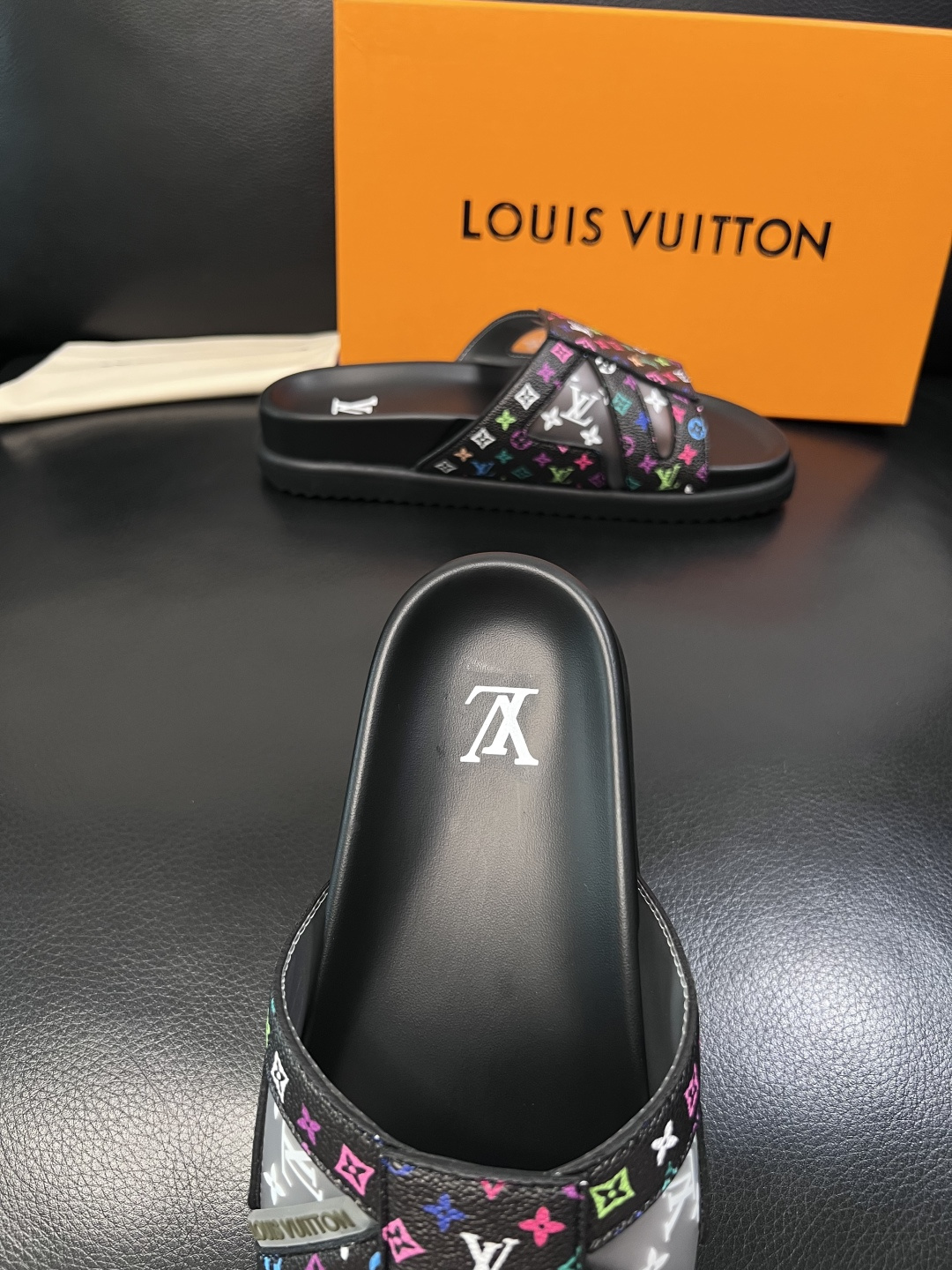 Lv  高品质  顶级工艺品  路易威登，拖鞋  专柜同步原厂配置，鞋面意大利进口，高品质拼接缤纷色彩复