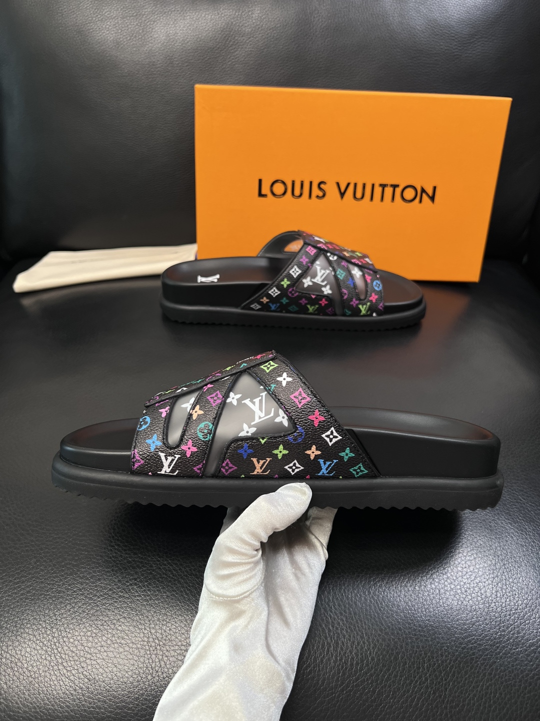 Lv  高品质  顶级工艺品  路易威登，拖鞋  专柜同步原厂配置，鞋面意大利进口，高品质拼接缤纷色彩复