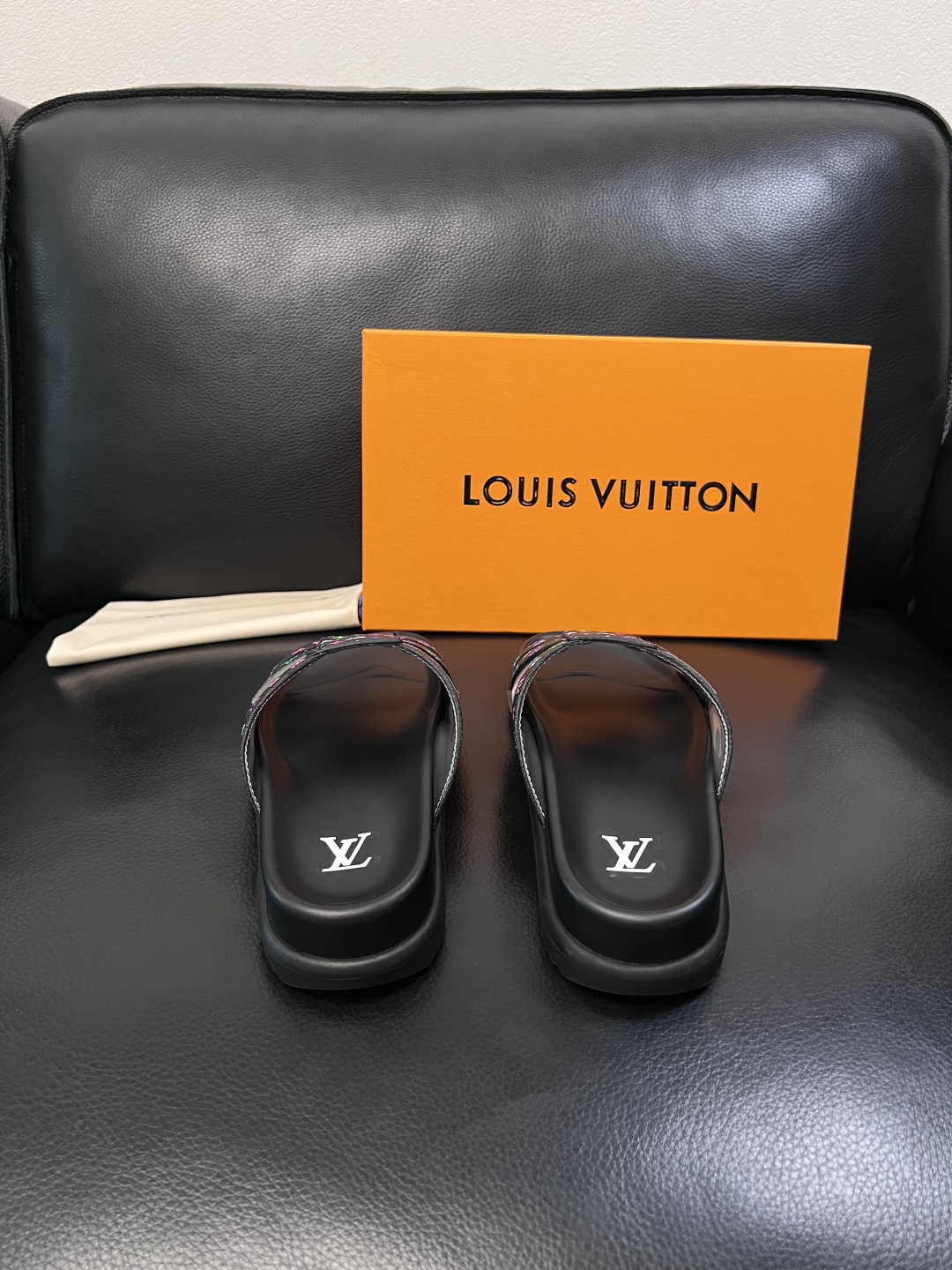 Lv  高品质  顶级工艺品  路易威登，拖鞋  专柜同步原厂配置，鞋面意大利进口，高品质拼接缤纷色彩复