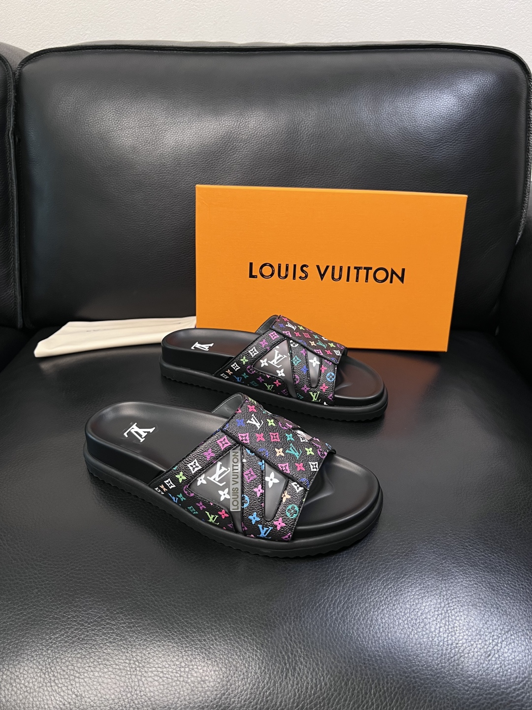Lv  高品质  顶级工艺品  路易威登，拖鞋  专柜同步原厂配置，鞋面意大利进口，高品质拼接缤纷色彩复