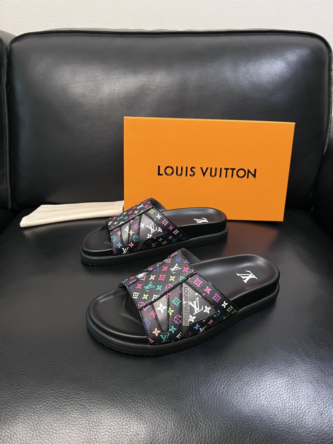 Lv  高品质  顶级工艺品  路易威登，拖鞋  专柜同步原厂配置，鞋面意大利进口，高品质拼接缤纷色彩复