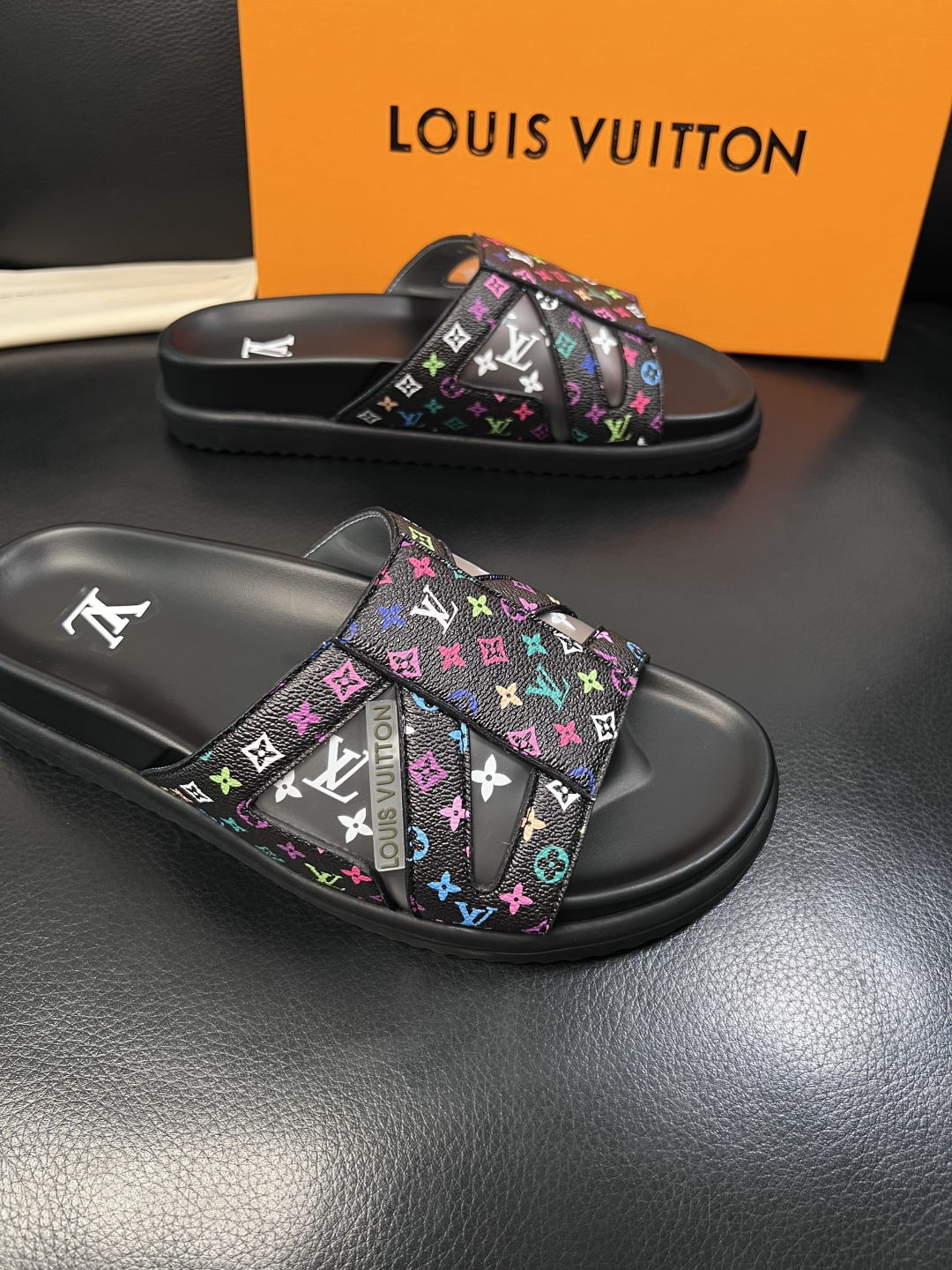 Lv  高品质  顶级工艺品  路易威登，拖鞋  专柜同步原厂配置，鞋面意大利进口，高品质拼接缤纷色彩复