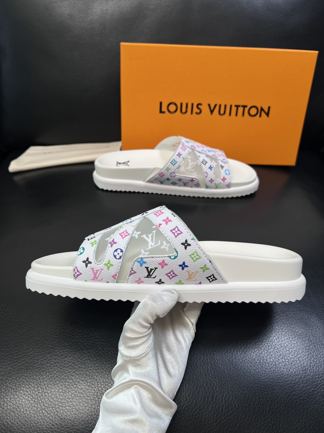 Lv  高品质  顶级工艺品  路易威登，拖鞋  专柜同步原厂配置，鞋面意大利进口，高品质拼接缤纷色彩复