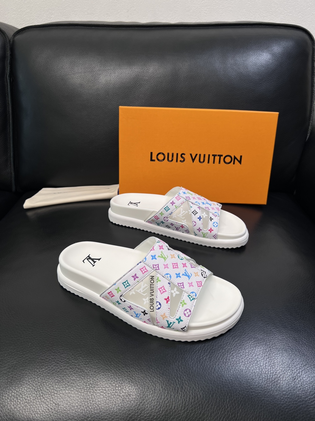 Lv  高品质  顶级工艺品  路易威登，拖鞋  专柜同步原厂配置，鞋面意大利进口，高品质拼接缤纷色彩复