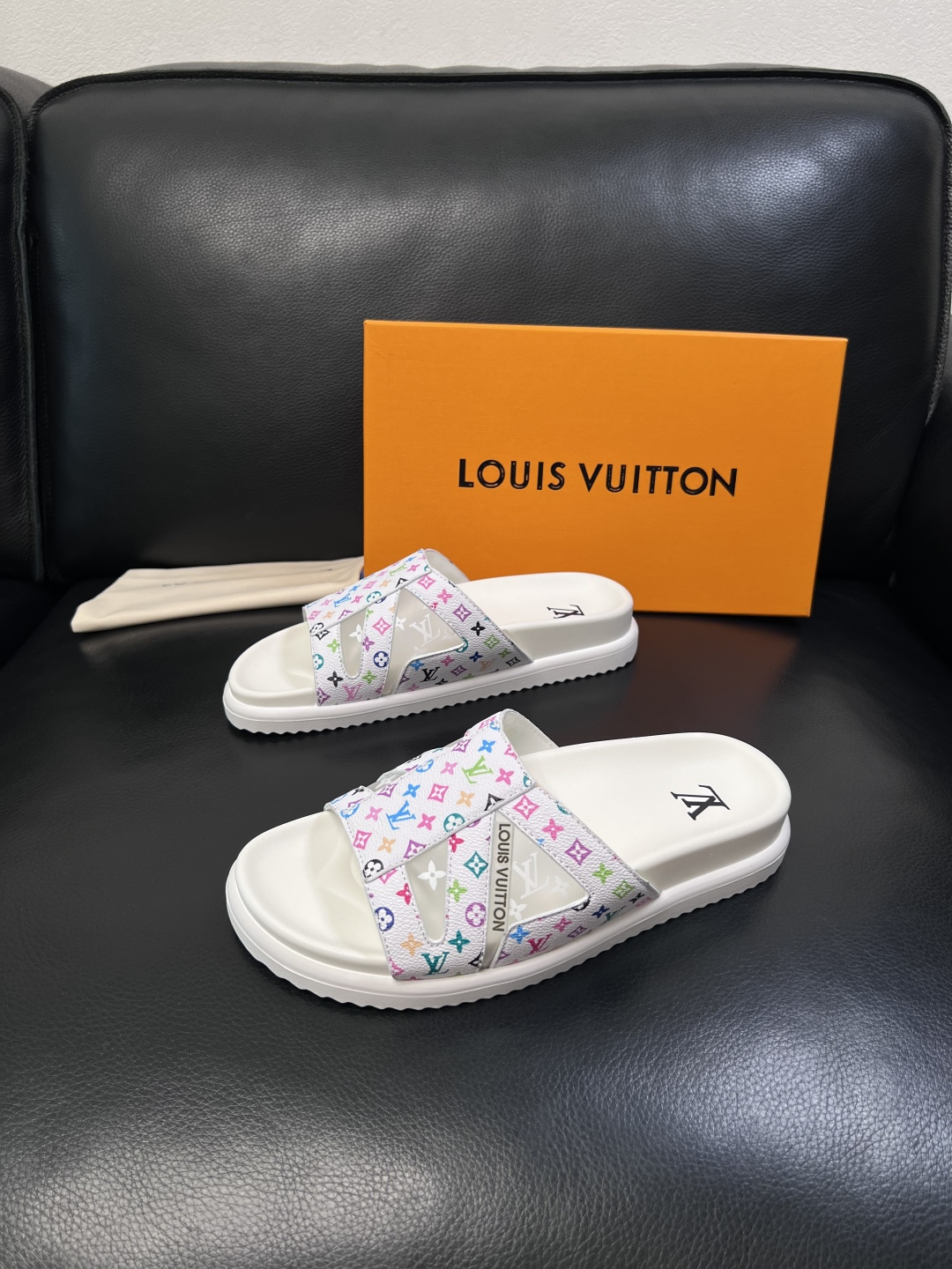 Lv  高品质  顶级工艺品  路易威登，拖鞋  专柜同步原厂配置，鞋面意大利进口，高品质拼接缤纷色彩复