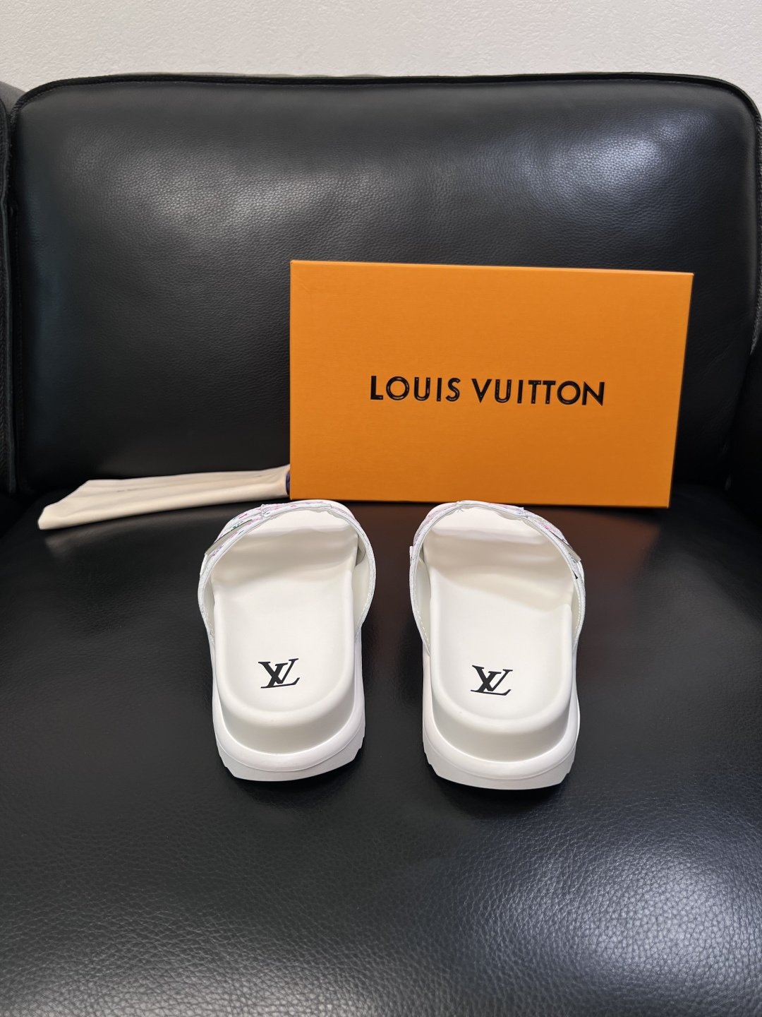 Lv  高品质  顶级工艺品  路易威登，拖鞋  专柜同步原厂配置，鞋面意大利进口，高品质拼接缤纷色彩复