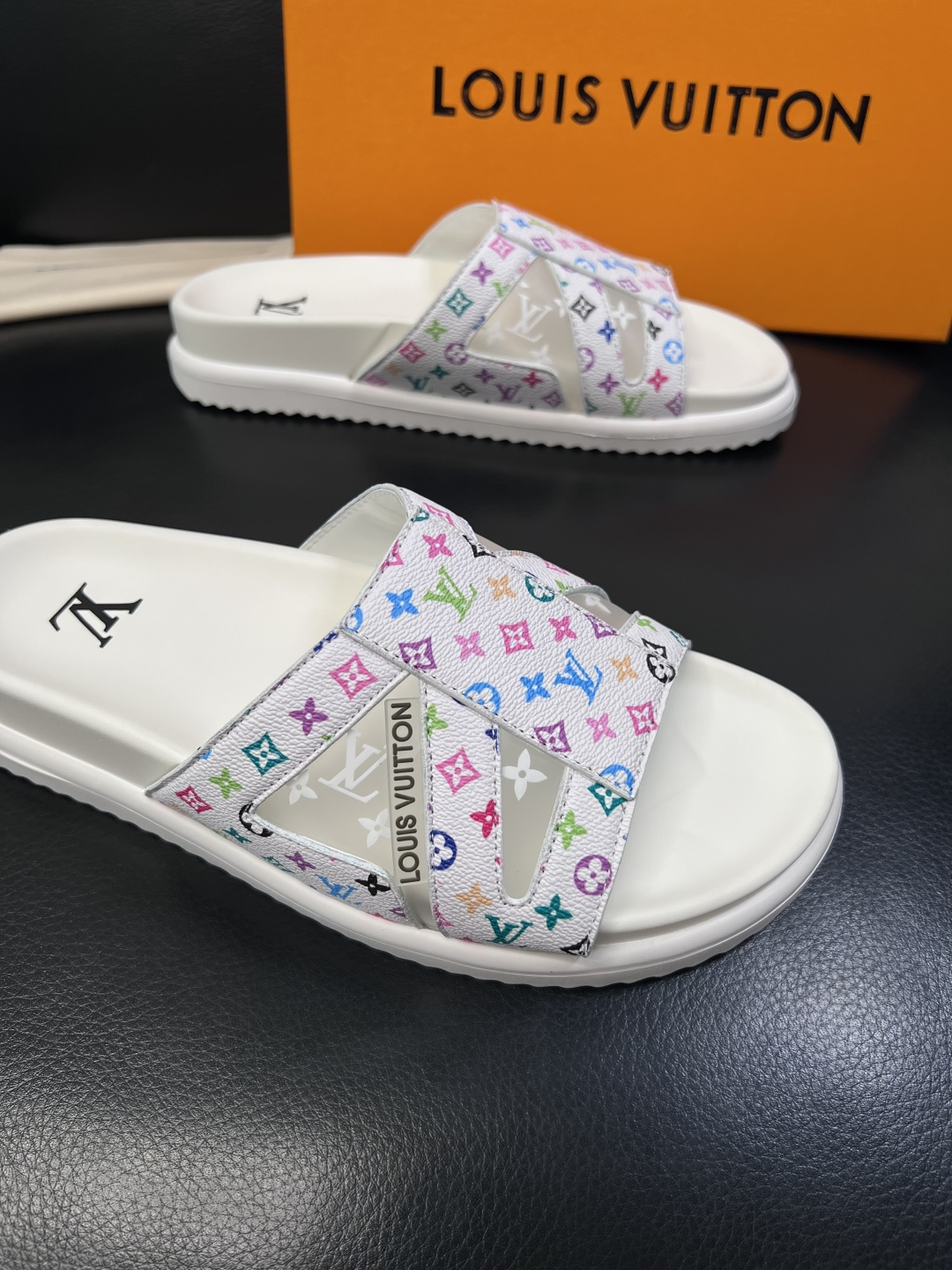 Lv  高品质  顶级工艺品  路易威登，拖鞋  专柜同步原厂配置，鞋面意大利进口，高品质拼接缤纷色彩复