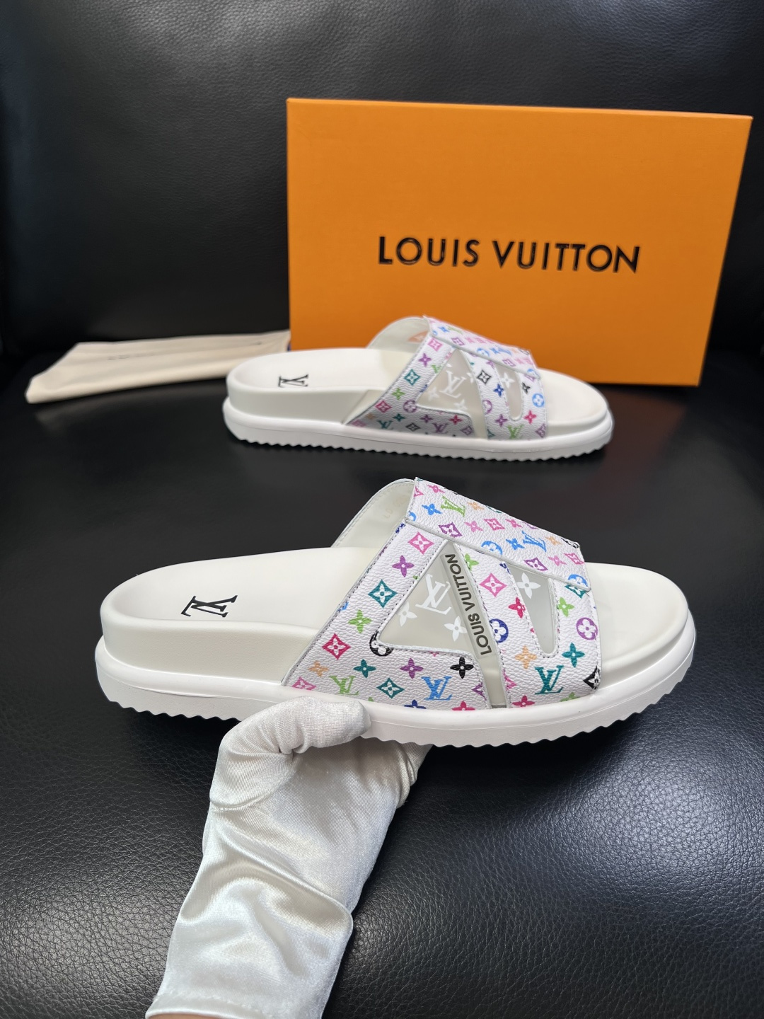 Lv  高品质  顶级工艺品  路易威登，拖鞋  专柜同步原厂配置，鞋面意大利进口，高品质拼接缤纷色彩复