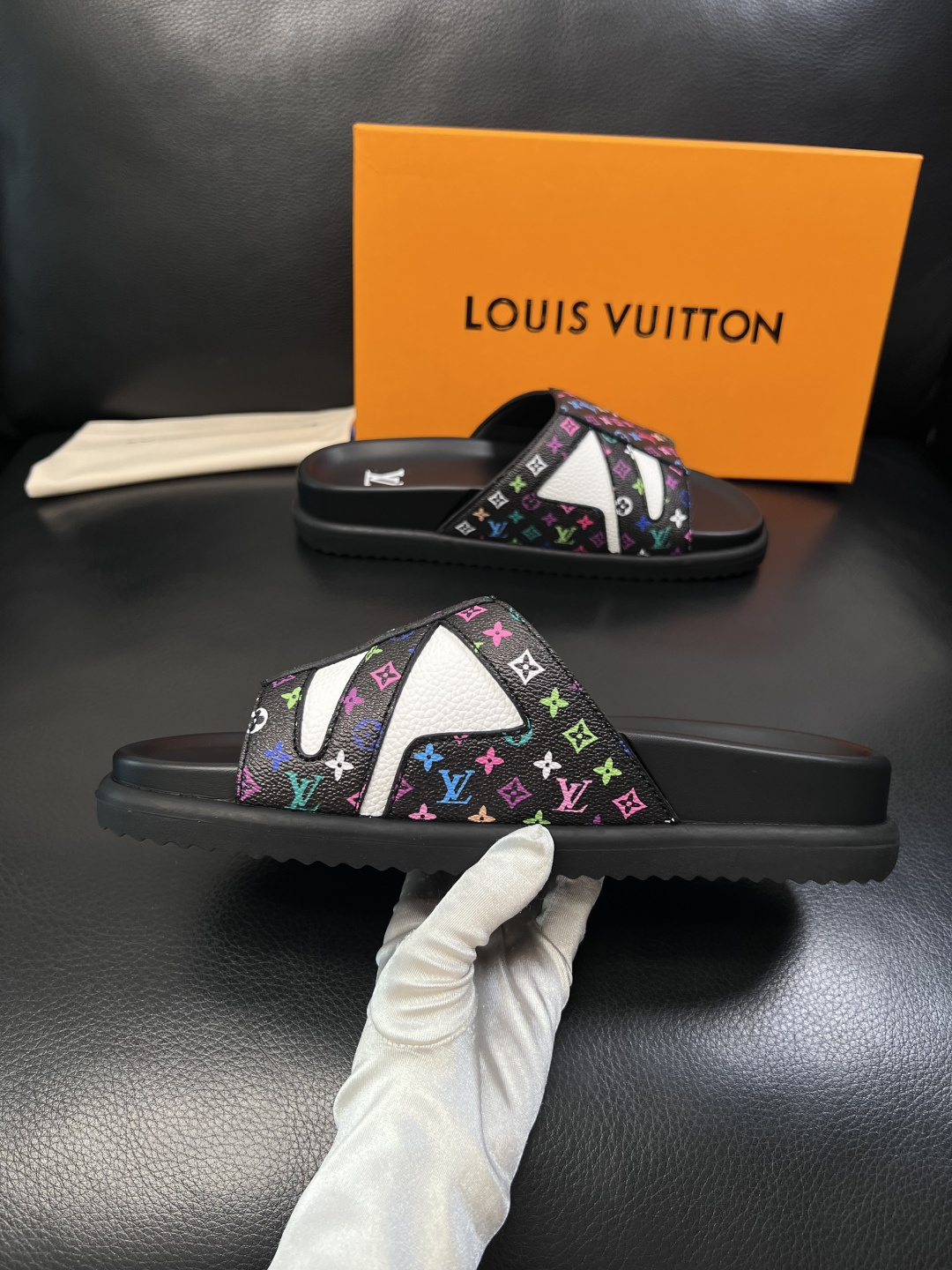 Lv  高品质  顶级工艺品  路易威登，拖鞋  专柜同步原厂配置，鞋面意大利进口，高品质拼接缤纷色彩复