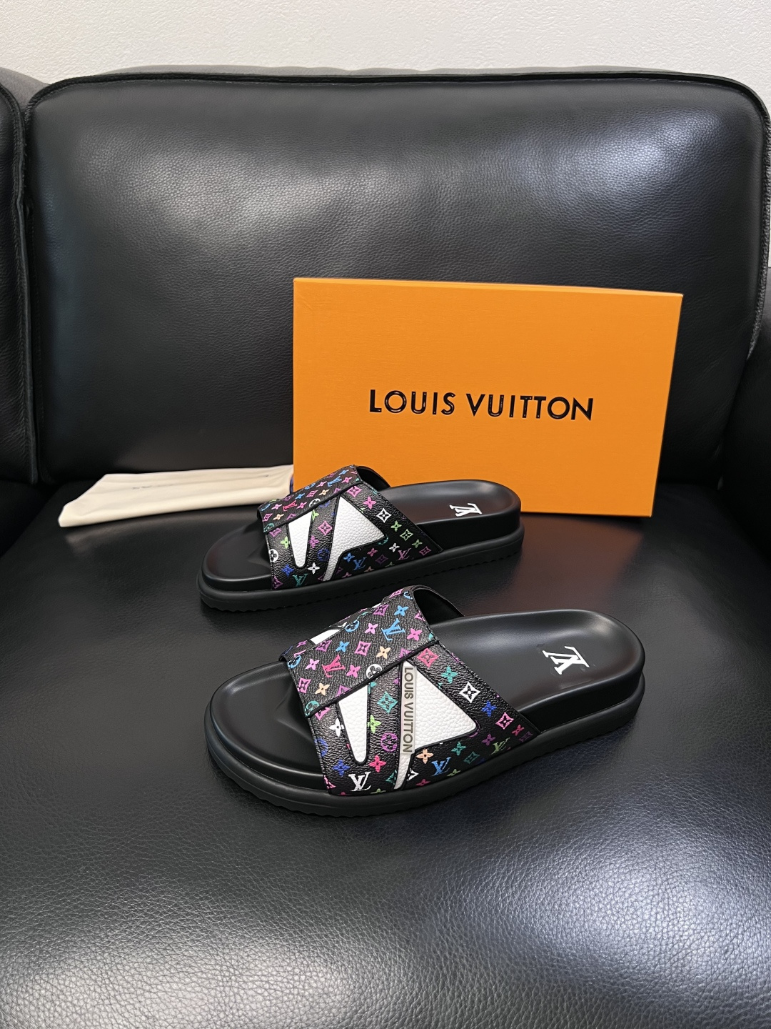 Lv  高品质  顶级工艺品  路易威登，拖鞋  专柜同步原厂配置，鞋面意大利进口，高品质拼接缤纷色彩复