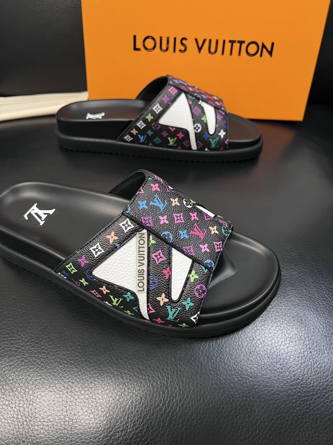 Lv  高品质  顶级工艺品  路易威登，拖鞋  专柜同步原厂配置，鞋面意大利进口，高品质拼接缤纷色彩复