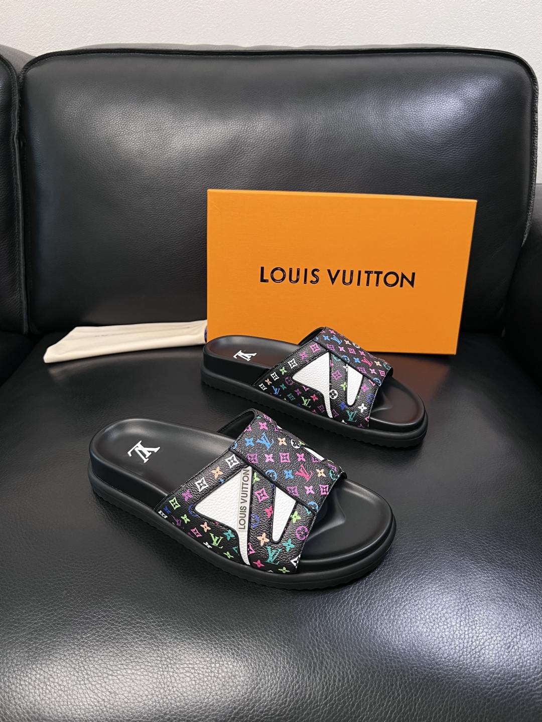 Lv  高品质  顶级工艺品  路易威登，拖鞋  专柜同步原厂配置，鞋面意大利进口，高品质拼接缤纷色彩复