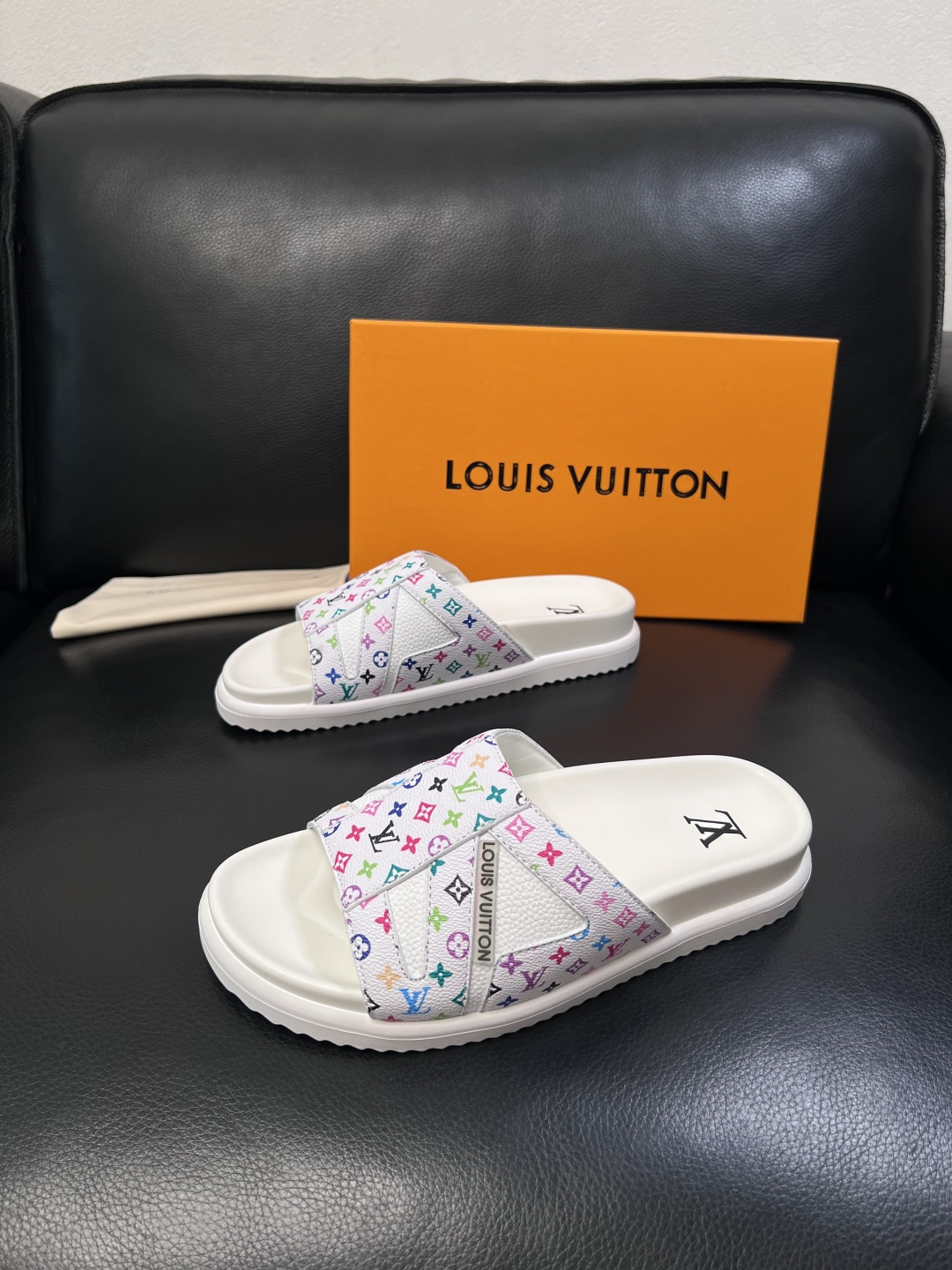 Lv  高品质  顶级工艺品  路易威登，拖鞋  专柜同步原厂配置，鞋面意大利进口，高品质拼接缤纷色彩复