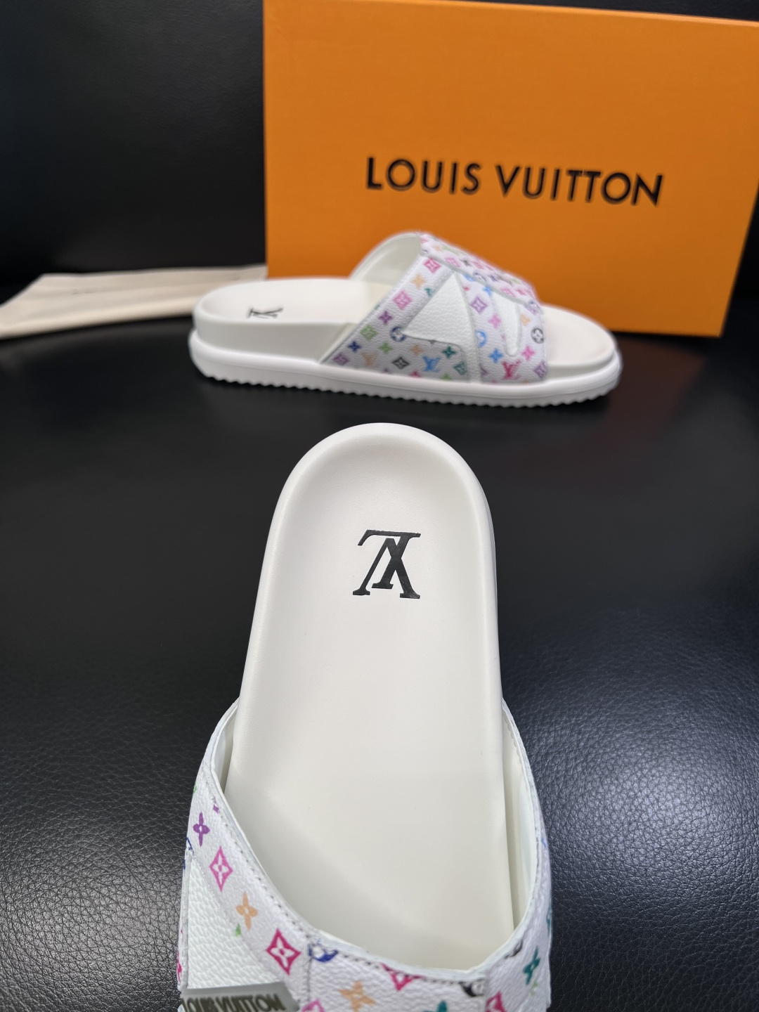 Lv  高品质  顶级工艺品  路易威登，拖鞋  专柜同步原厂配置，鞋面意大利进口，高品质拼接缤纷色彩复