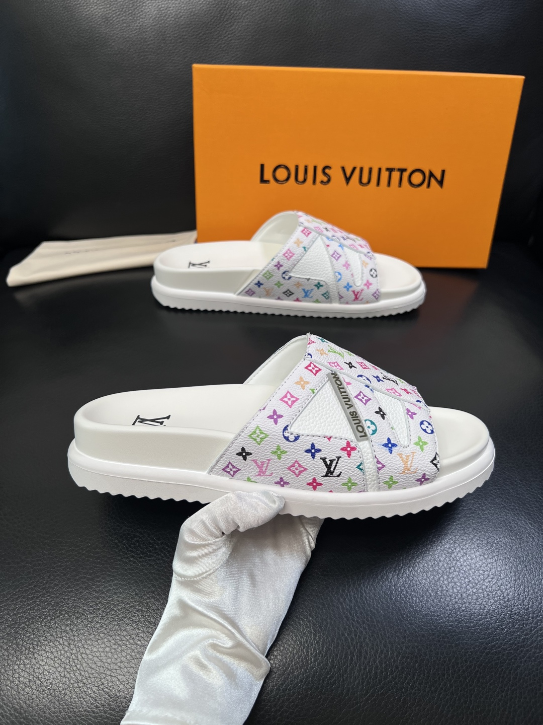 Lv  高品质  顶级工艺品  路易威登，拖鞋  专柜同步原厂配置，鞋面意大利进口，高品质拼接缤纷色彩复