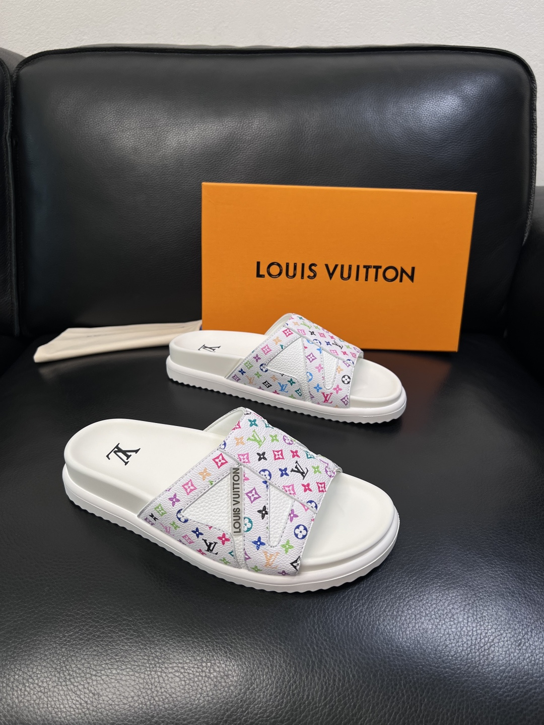 Lv  高品质  顶级工艺品  路易威登，拖鞋  专柜同步原厂配置，鞋面意大利进口，高品质拼接缤纷色彩复