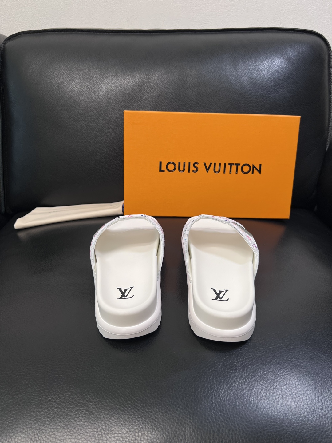Lv  高品质  顶级工艺品  路易威登，拖鞋  专柜同步原厂配置，鞋面意大利进口，高品质拼接缤纷色彩复