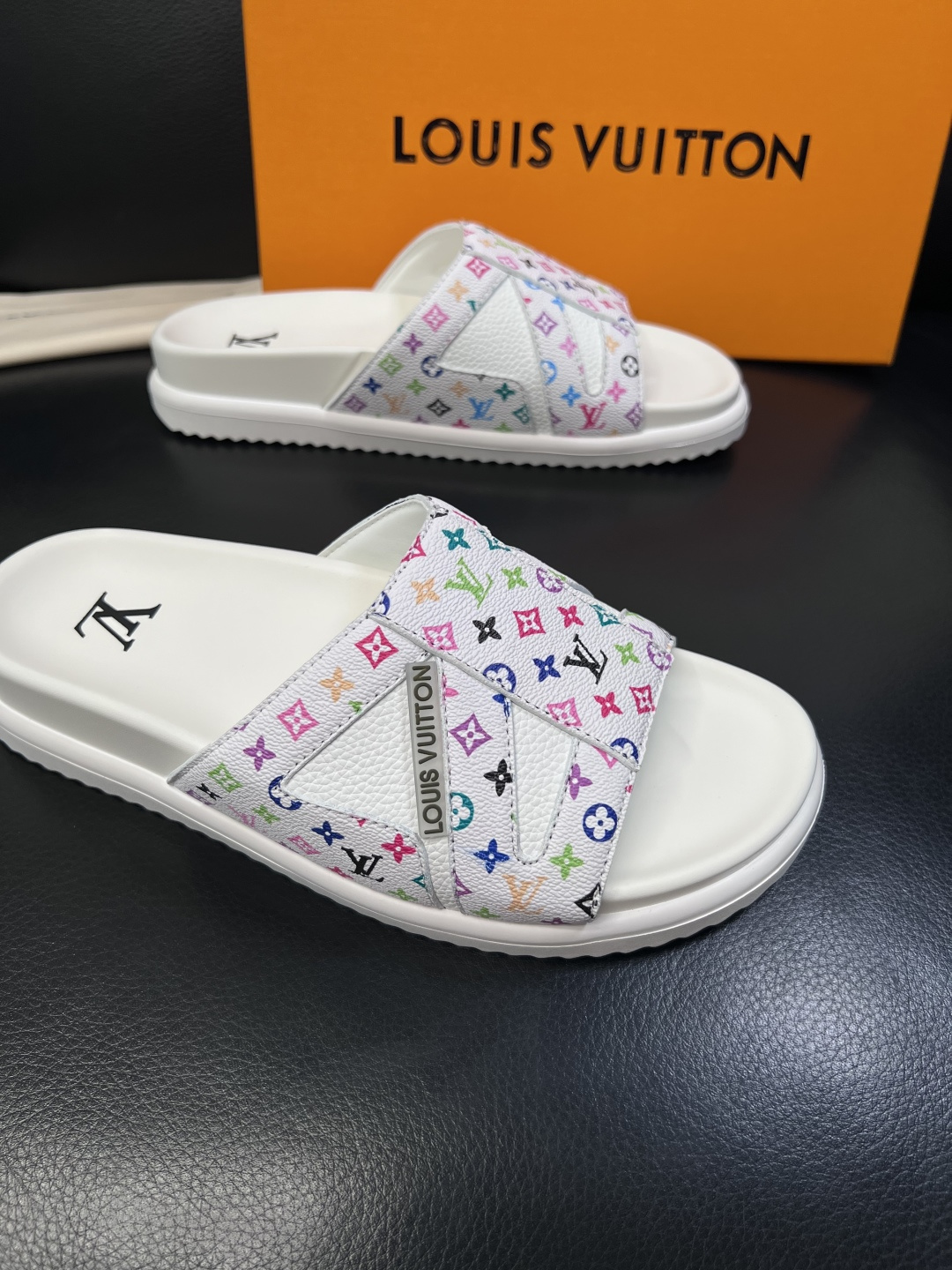 Lv  高品质  顶级工艺品  路易威登，拖鞋  专柜同步原厂配置，鞋面意大利进口，高品质拼接缤纷色彩复