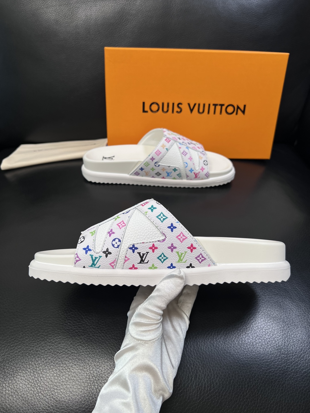 Lv  高品质  顶级工艺品  路易威登，拖鞋  专柜同步原厂配置，鞋面意大利进口，高品质拼接缤纷色彩复