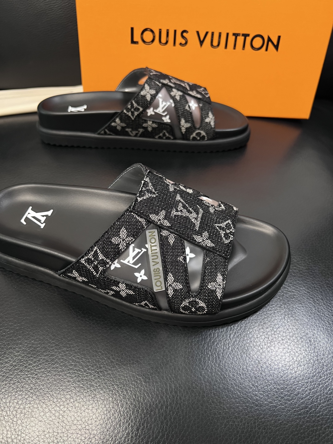 Lv  高品质  顶级工艺品  路易威登，拖鞋  专柜同步原厂配置，鞋面意大利进口，高品质拼接缤纷色彩复