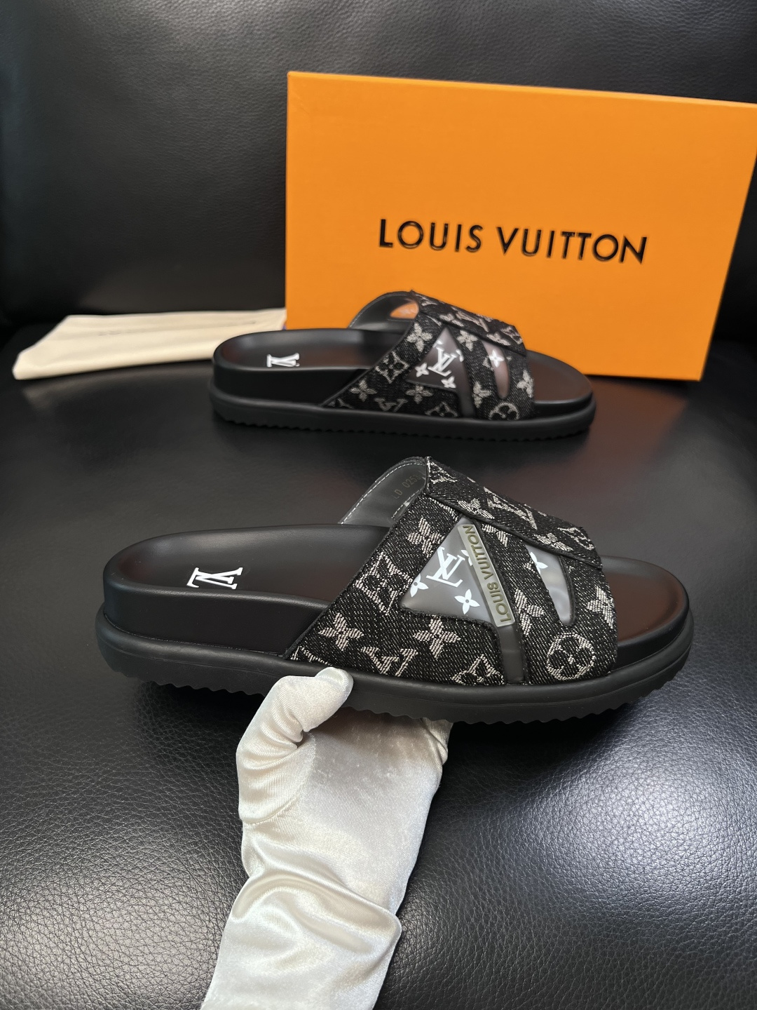 Lv  高品质  顶级工艺品  路易威登，拖鞋  专柜同步原厂配置，鞋面意大利进口，高品质拼接缤纷色彩复