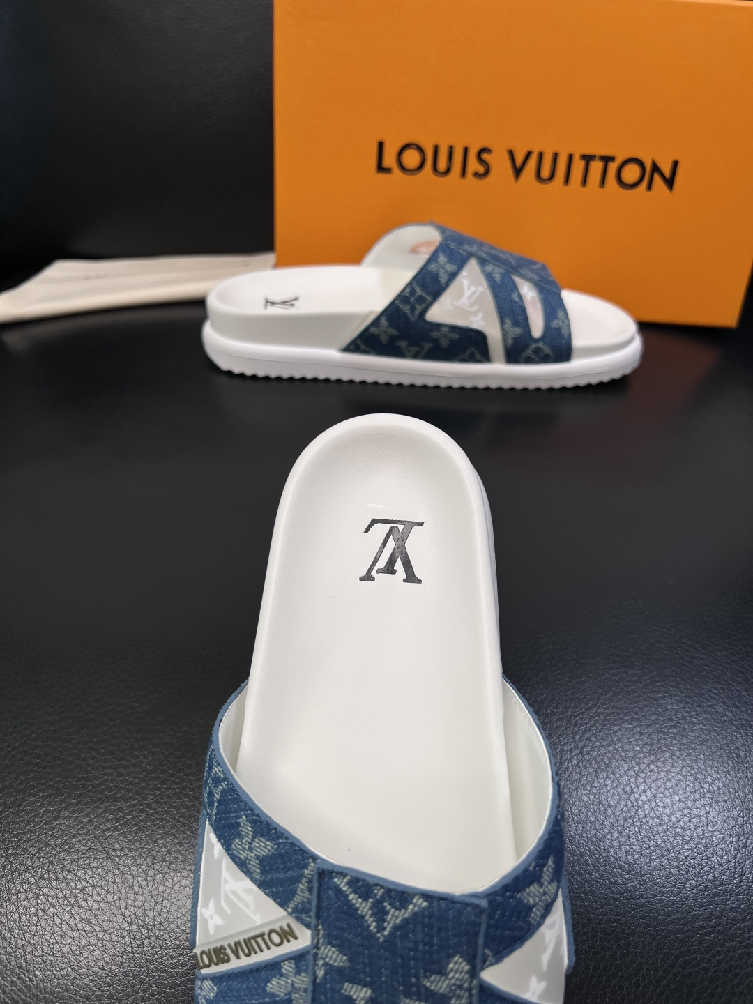 Lv  高品质  顶级工艺品  路易威登，拖鞋  专柜同步原厂配置，鞋面意大利进口，高品质拼接缤纷色彩复