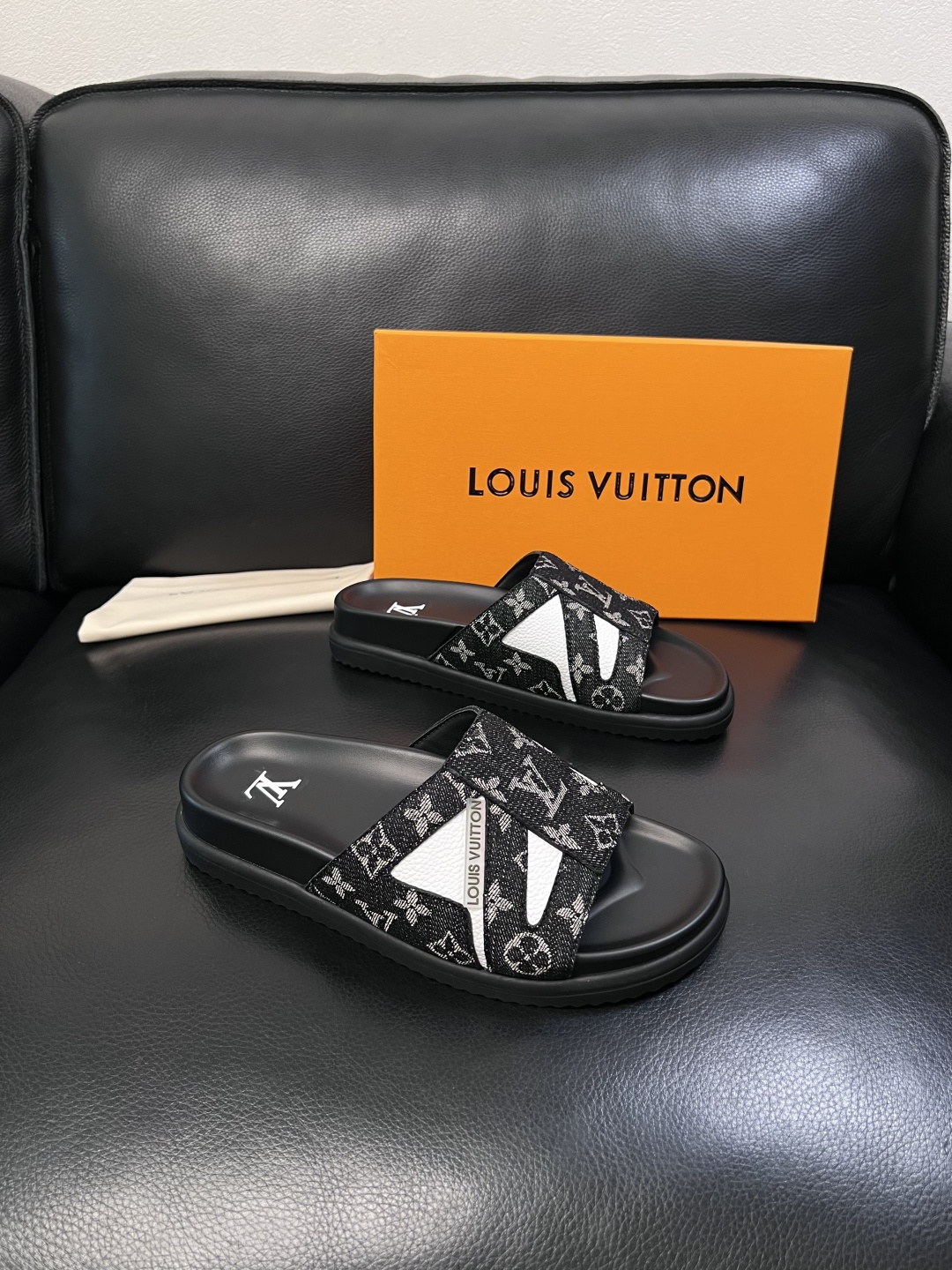 Lv  高品质  顶级工艺品  路易威登，拖鞋  专柜同步原厂配置，鞋面意大利进口，高品质拼接缤纷色彩复