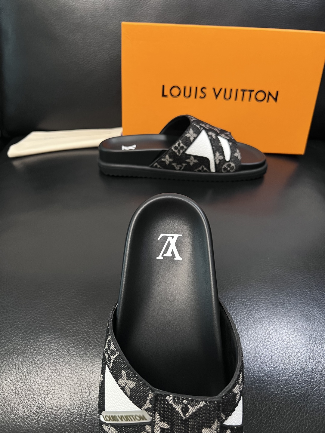 Lv  高品质  顶级工艺品  路易威登，拖鞋  专柜同步原厂配置，鞋面意大利进口，高品质拼接缤纷色彩复