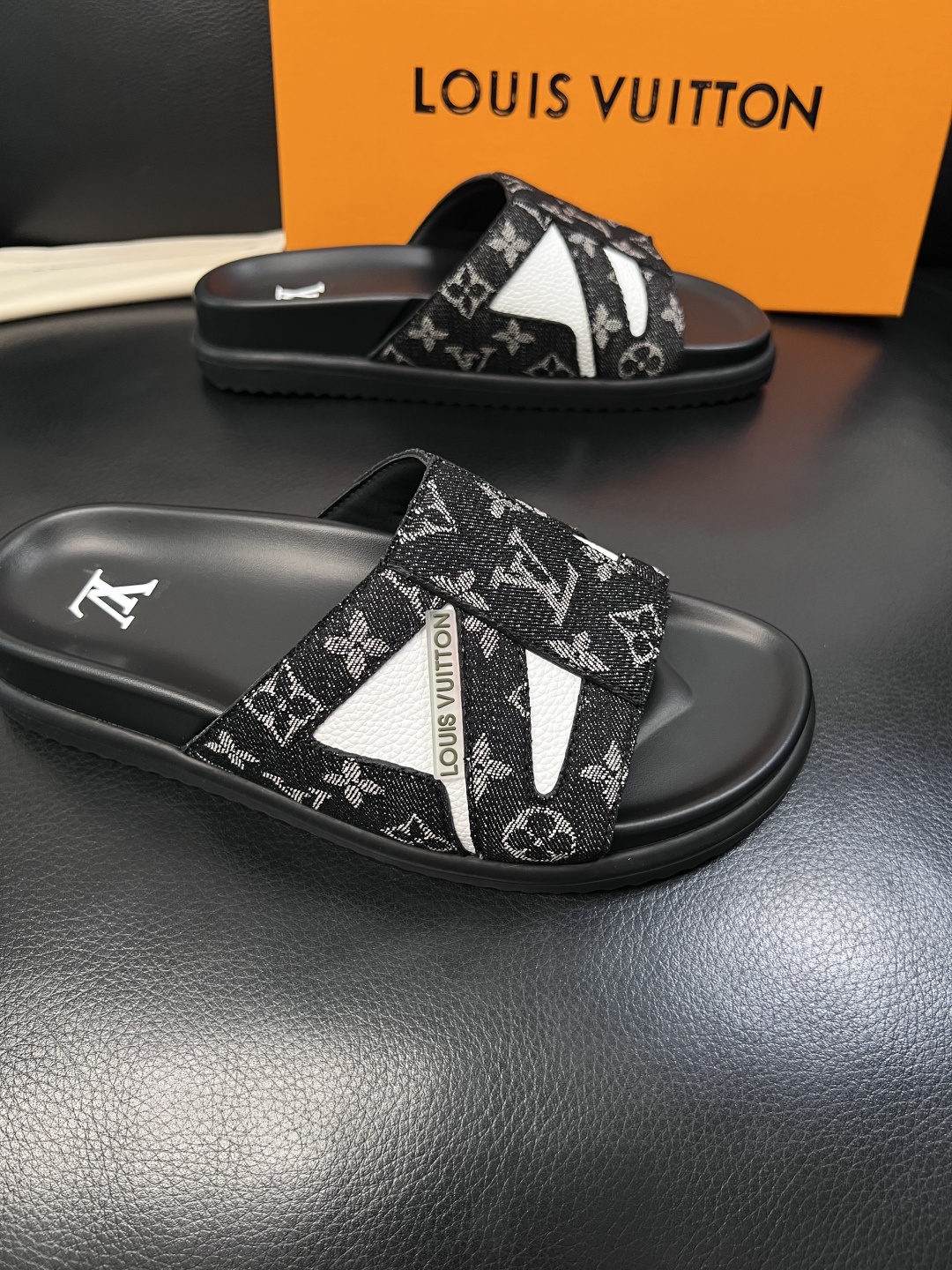 Lv  高品质  顶级工艺品  路易威登，拖鞋  专柜同步原厂配置，鞋面意大利进口，高品质拼接缤纷色彩复
