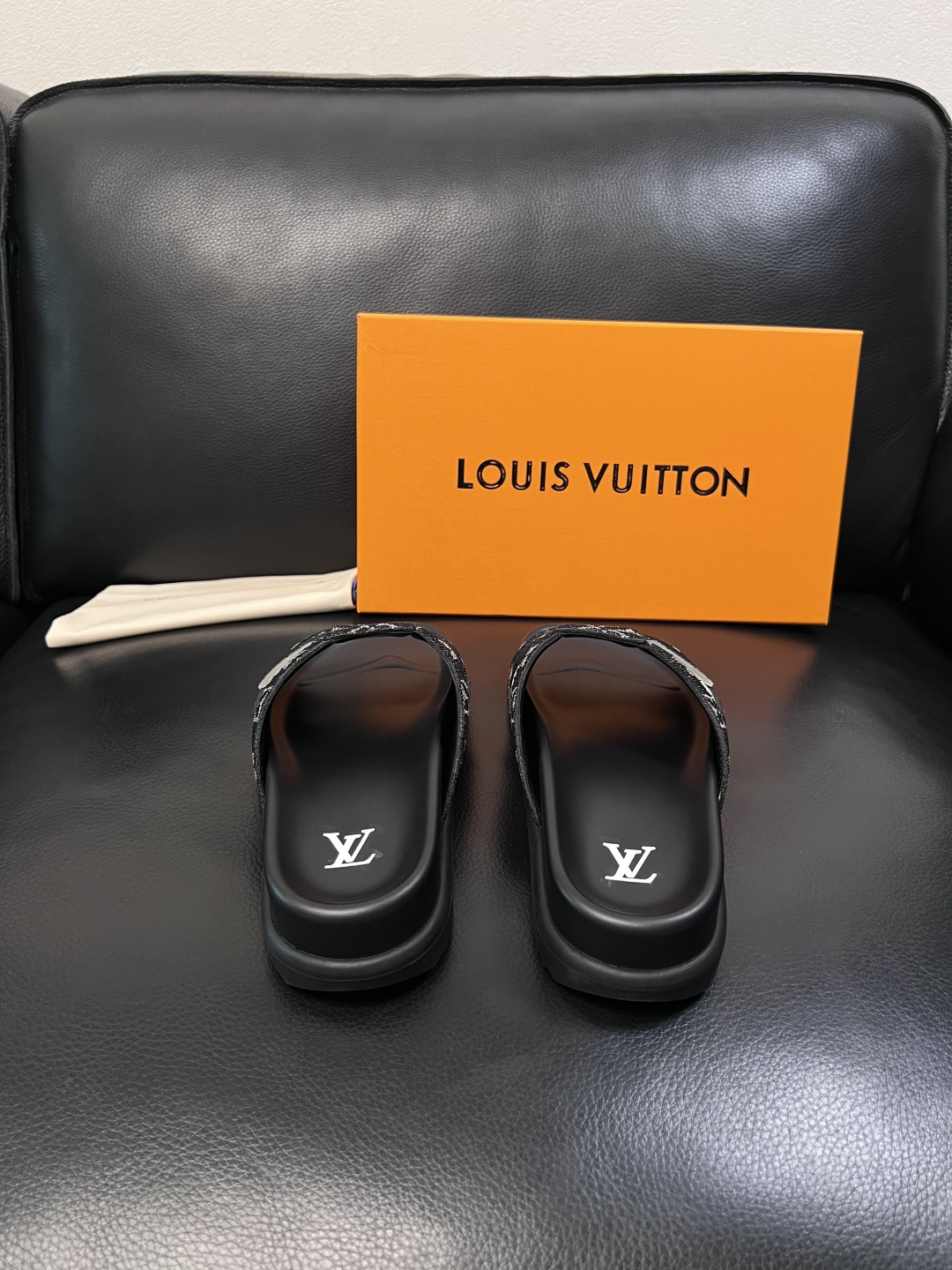 Lv  高品质  顶级工艺品  路易威登，拖鞋  专柜同步原厂配置，鞋面意大利进口，高品质拼接缤纷色彩复
