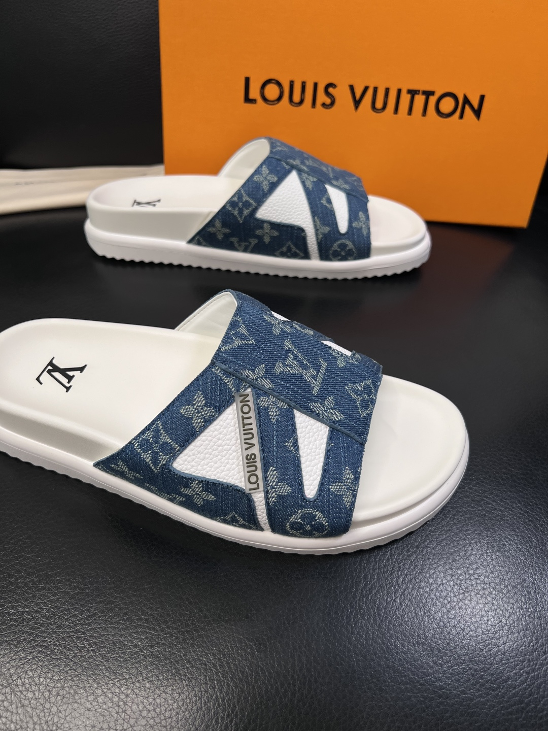 Lv  高品质  顶级工艺品  路易威登，拖鞋  专柜同步原厂配置，鞋面意大利进口，高品质拼接缤纷色彩复