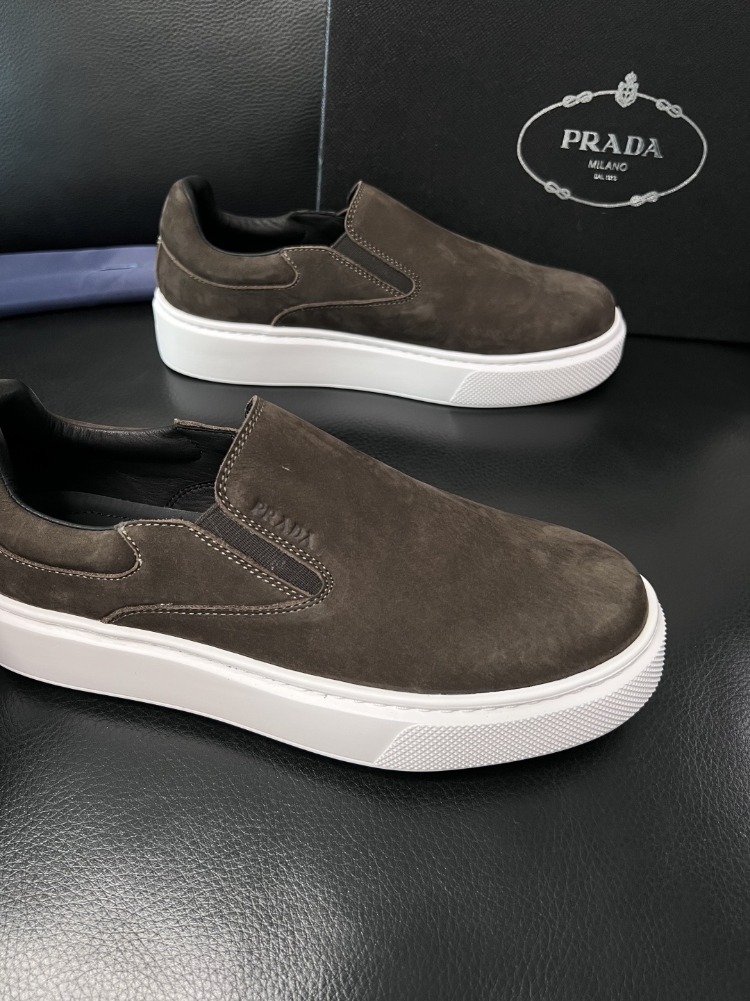 Prada  顶级工艺品，普拉达 专柜同步，原厂配置意大利进口牛皮拼布面料，进口牛皮内里垫，透气舒适，鞋