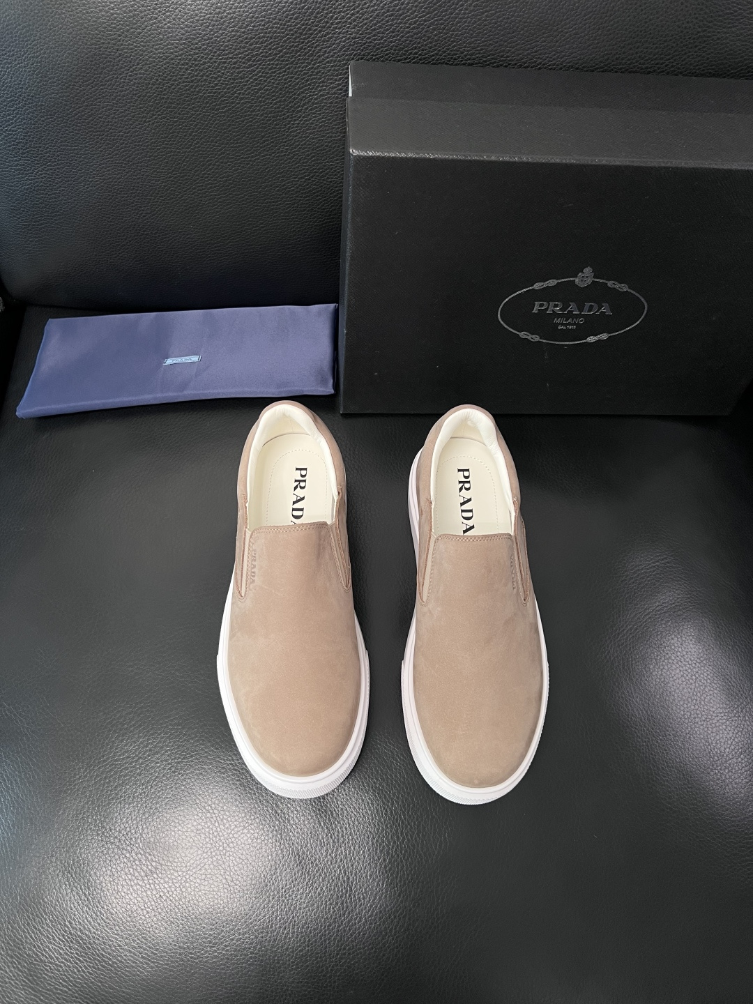 Prada  顶级工艺品，普拉达 专柜同步，原厂配置意大利进口牛皮拼布面料，进口牛皮内里垫，透气舒适，鞋