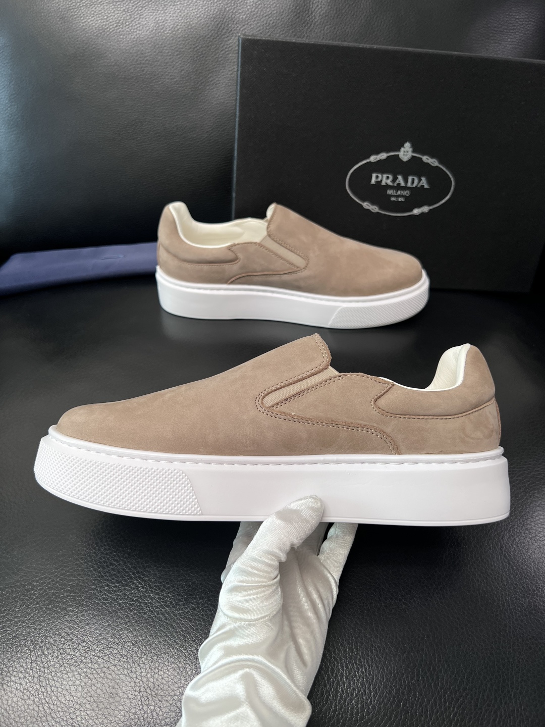 Prada  顶级工艺品，普拉达 专柜同步，原厂配置意大利进口牛皮拼布面料，进口牛皮内里垫，透气舒适，鞋