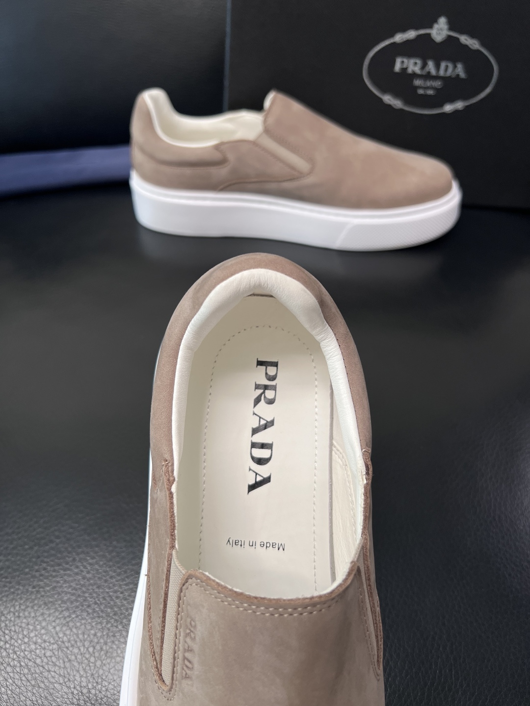 Prada  顶级工艺品，普拉达 专柜同步，原厂配置意大利进口牛皮拼布面料，进口牛皮内里垫，透气舒适，鞋