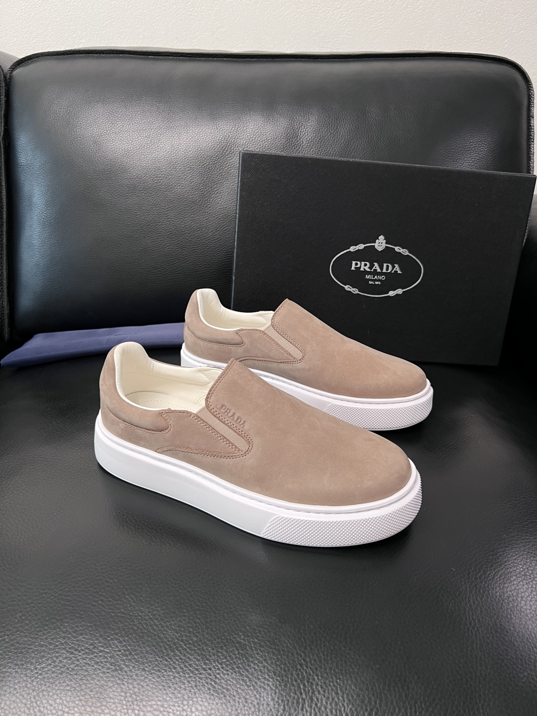 Prada  顶级工艺品，普拉达 专柜同步，原厂配置意大利进口牛皮拼布面料，进口牛皮内里垫，透气舒适，鞋