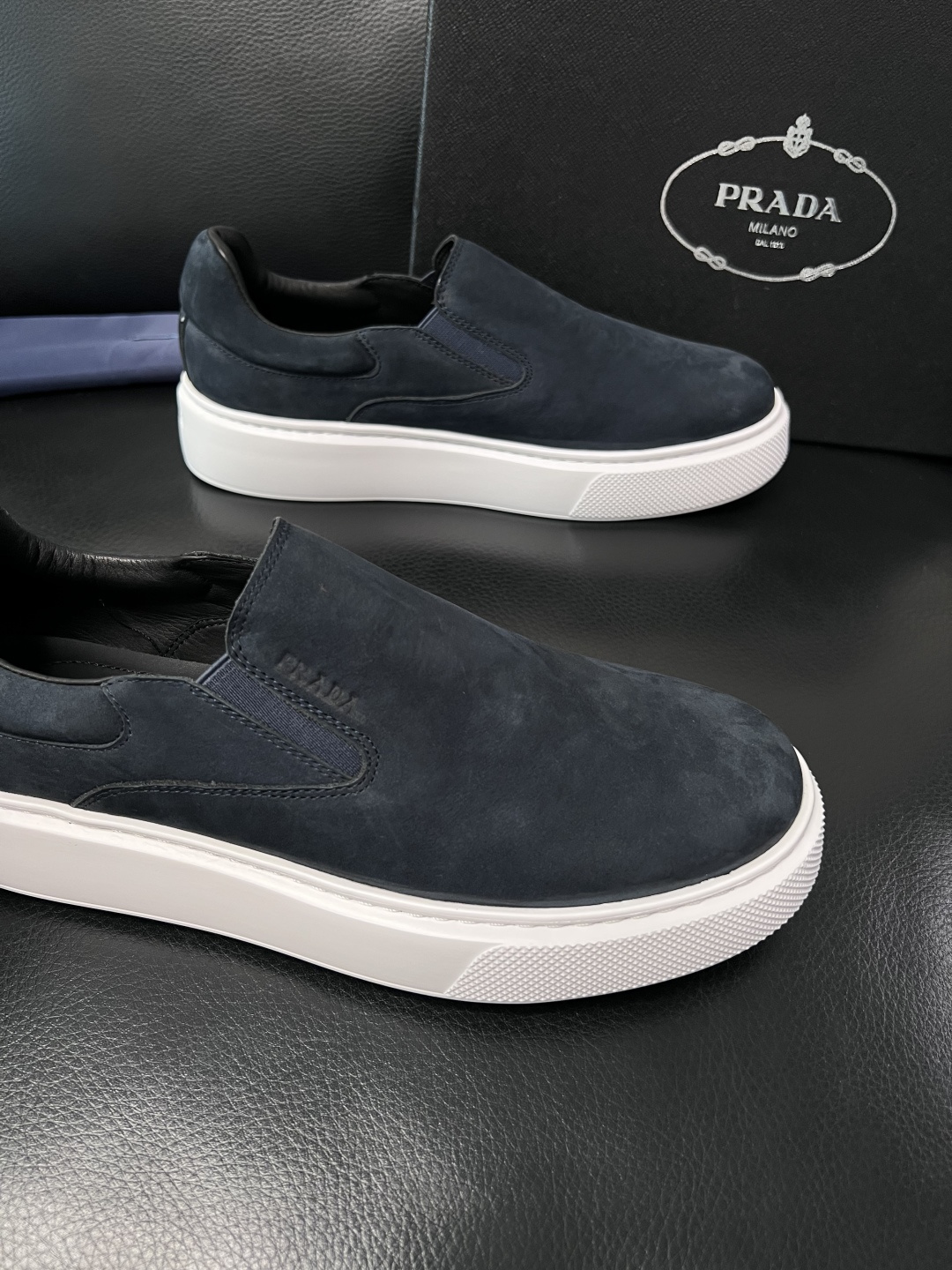 Prada  顶级工艺品，普拉达 专柜同步，原厂配置意大利进口牛皮拼布面料，进口牛皮内里垫，透气舒适，鞋