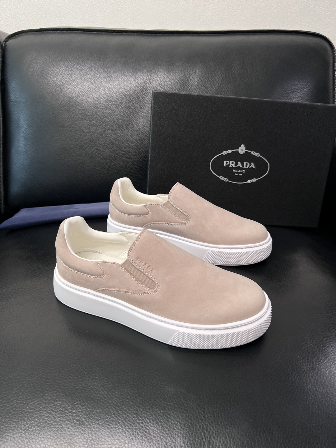 Prada  顶级工艺品，普拉达 专柜同步，原厂配置意大利进口牛皮拼布面料，进口牛皮内里垫，透气舒适，鞋