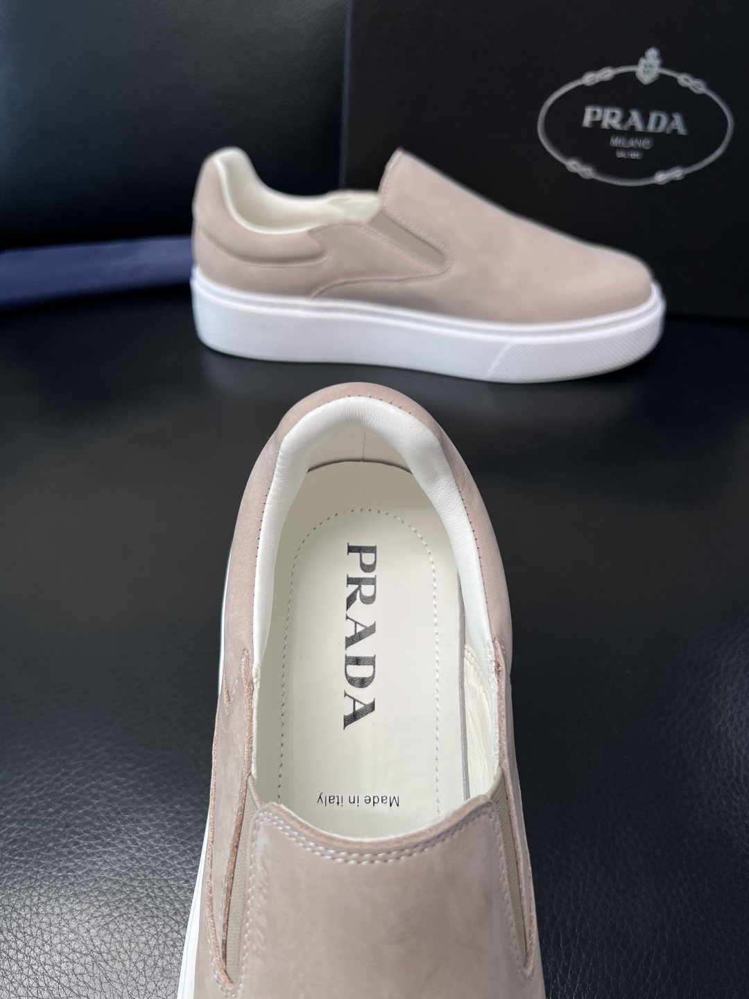 Prada  顶级工艺品，普拉达 专柜同步，原厂配置意大利进口牛皮拼布面料，进口牛皮内里垫，透气舒适，鞋