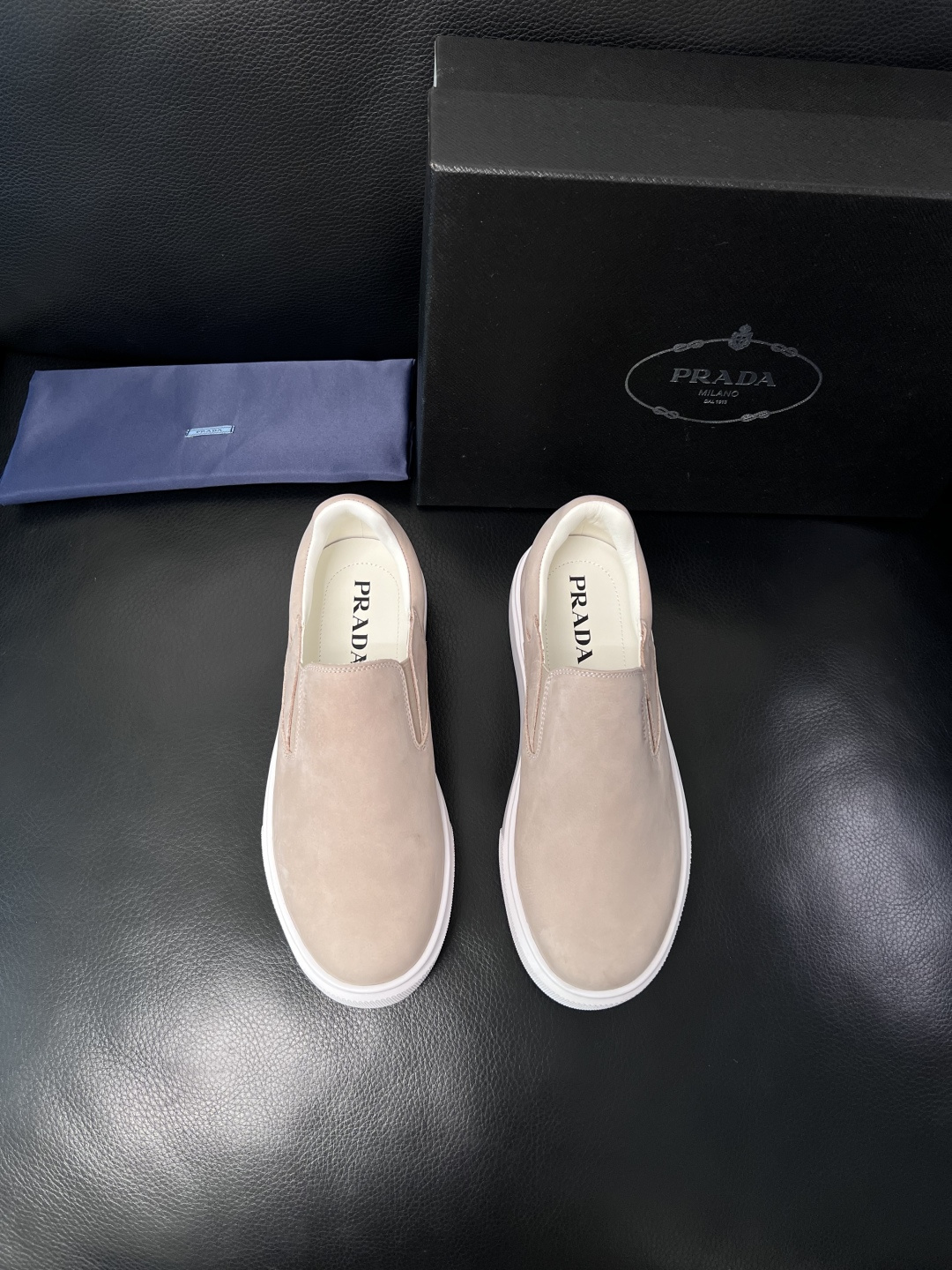 Prada  顶级工艺品，普拉达 专柜同步，原厂配置意大利进口牛皮拼布面料，进口牛皮内里垫，透气舒适，鞋