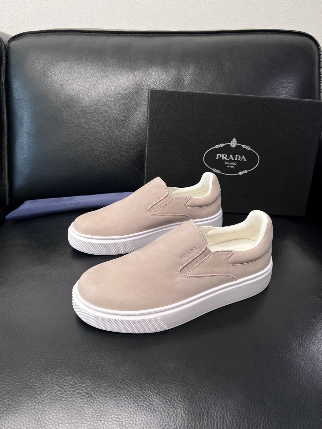 Prada  顶级工艺品，普拉达 专柜同步，原厂配置意大利进口牛皮拼布面料，进口牛皮内里垫，透气舒适，鞋