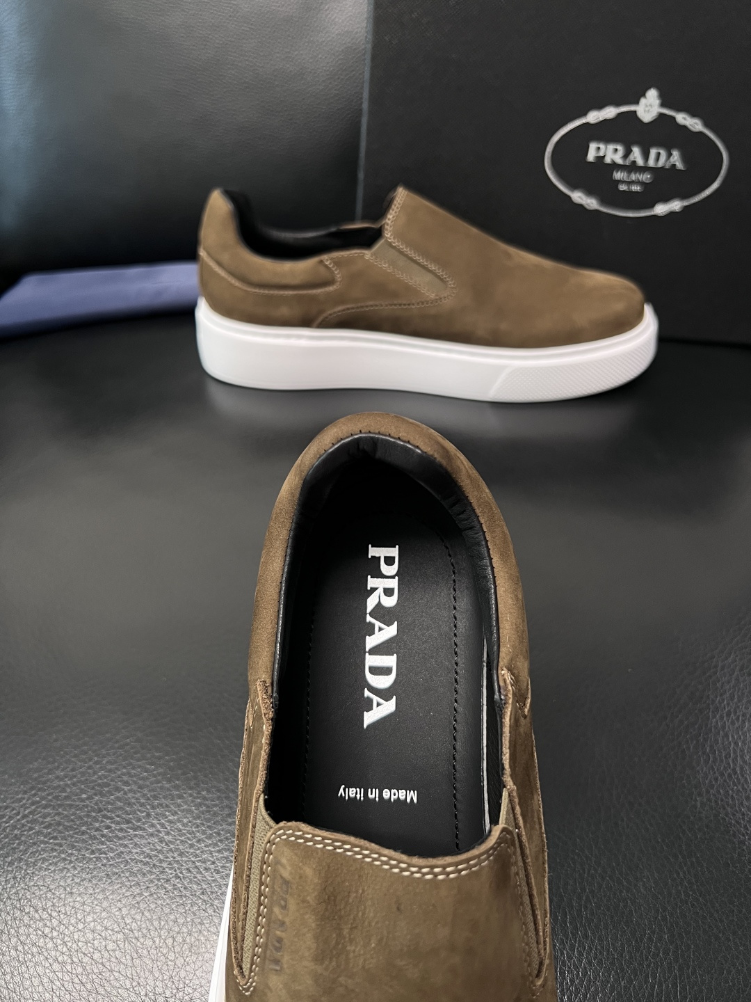 Prada  顶级工艺品，普拉达 专柜同步，原厂配置意大利进口牛皮拼布面料，进口牛皮内里垫，透气舒适，鞋